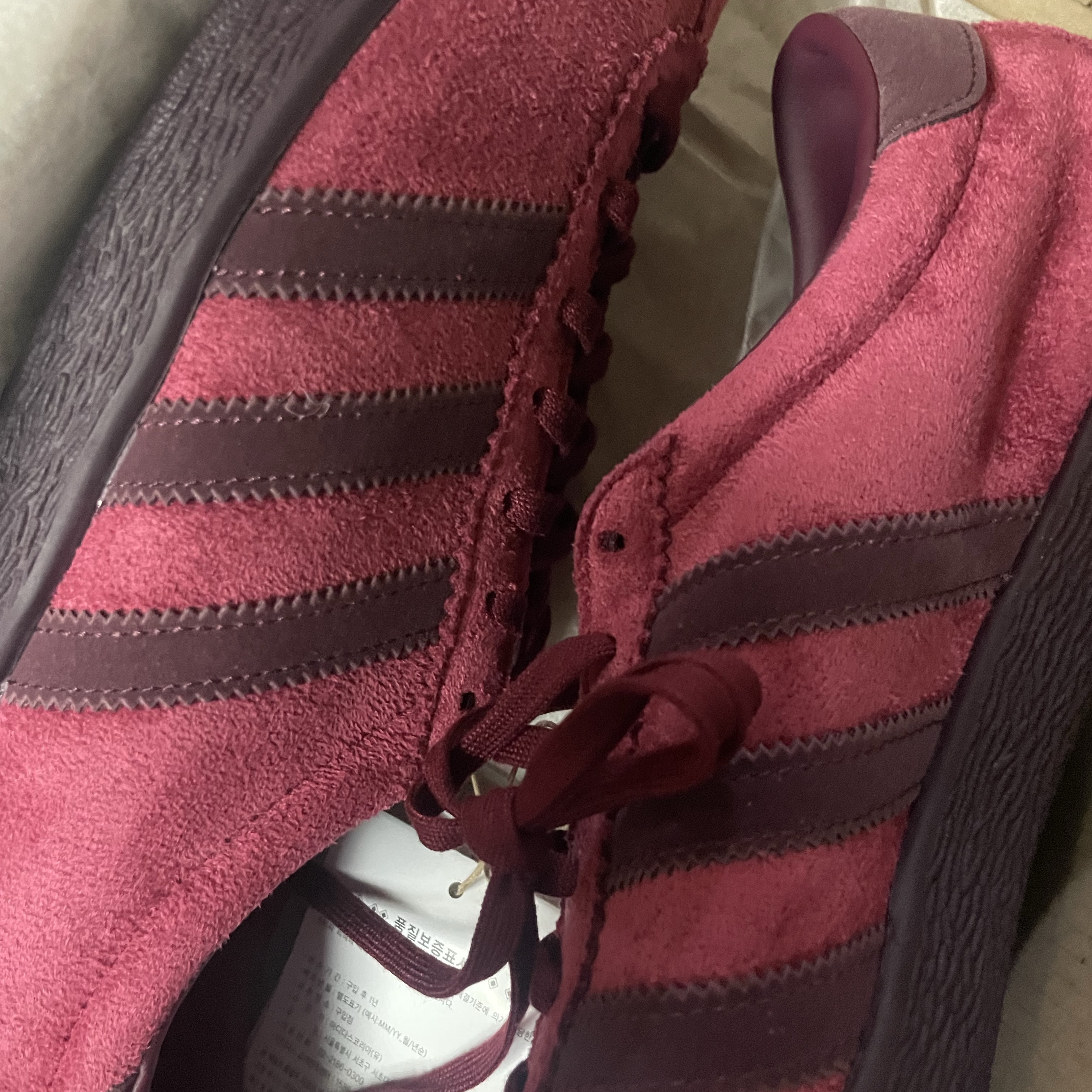 Adidas Tobacco Gruen Collegiate Burgundy 착용 스타일