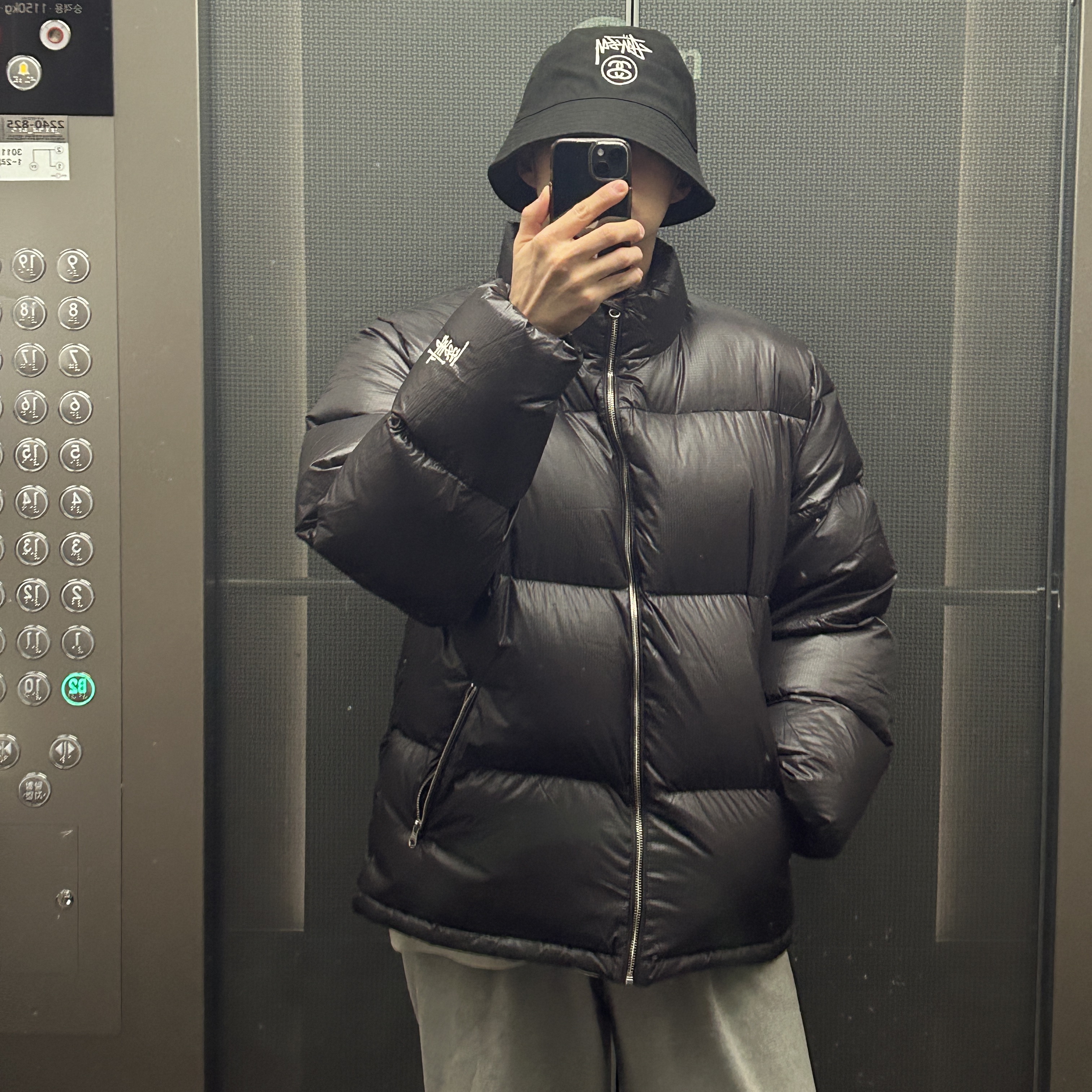 Stussy Down Puffer Parachute Ripstop Charcoal, Stussy Stock Lock Deep Bucket Hat Black 착용 스타일 - 2