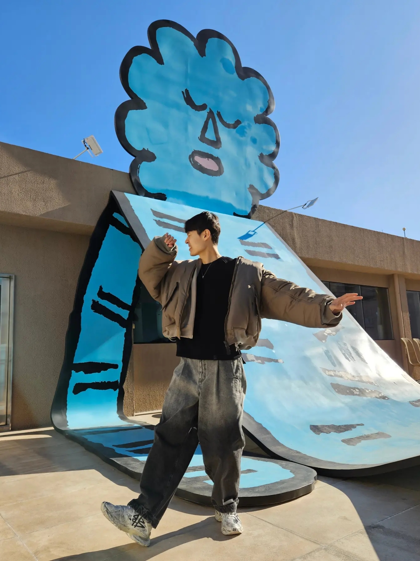 Balenciaga Paris All Oversized Bomber Dark Beige, Balenciaga Runner Graffiti Sneakers White 착용 스타일 - 5