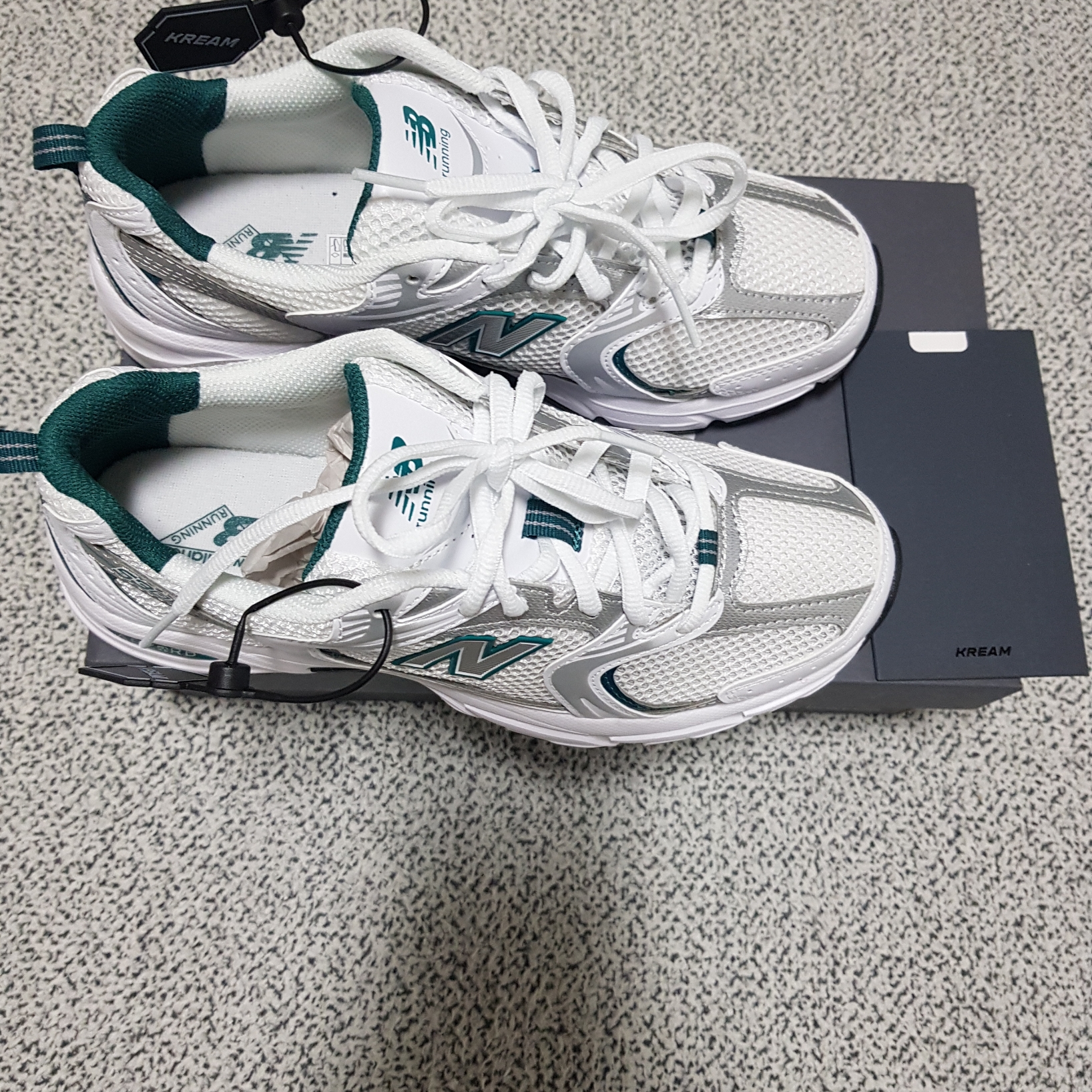 New Balance 530 White Mint 착용 스타일