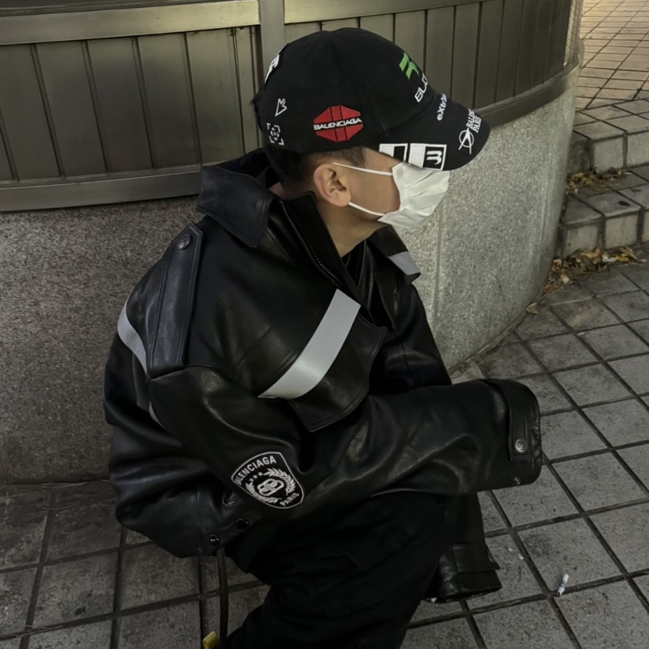 Balenciaga Paris Uniform Jacket Black, Balenciaga Cargo Sneakers Grey Black Yellow 착용 스타일 - 2
