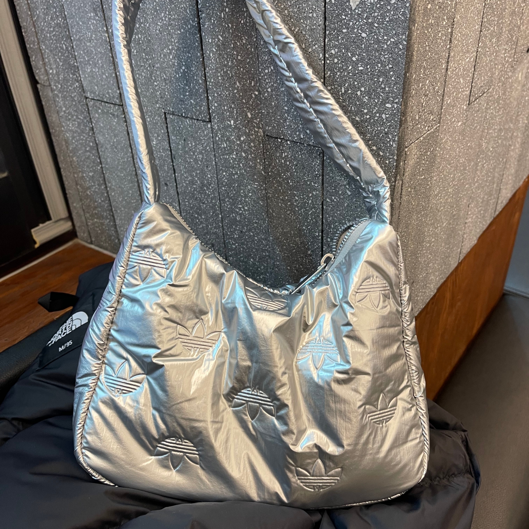 Adidas Puffy Satin Mini Shoulder Bag Silver Metallic 착용 스타일 - 1