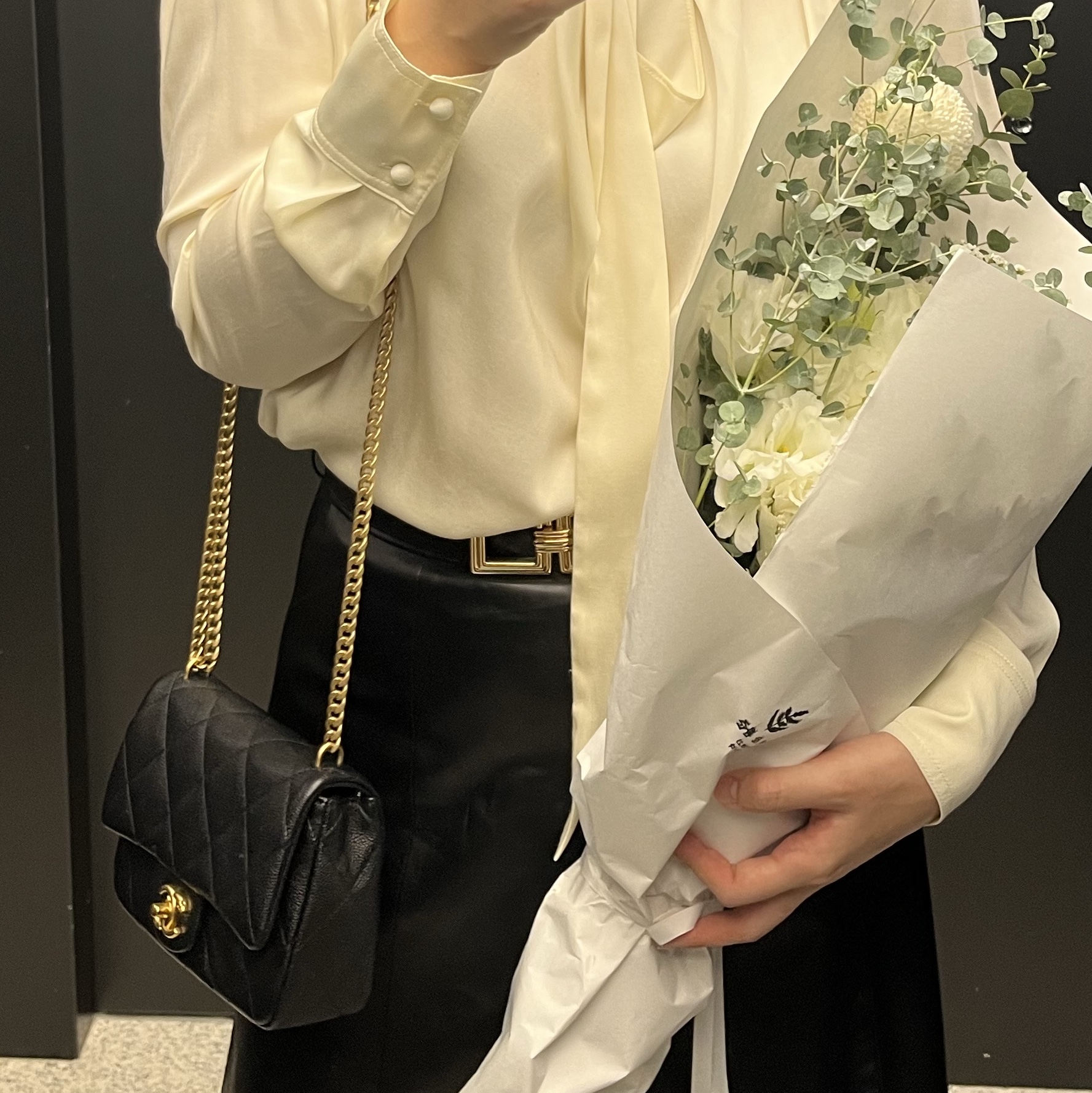 Chanel Mini Flap Bag Calfskin & Gold Black 착용 스타일 - 2