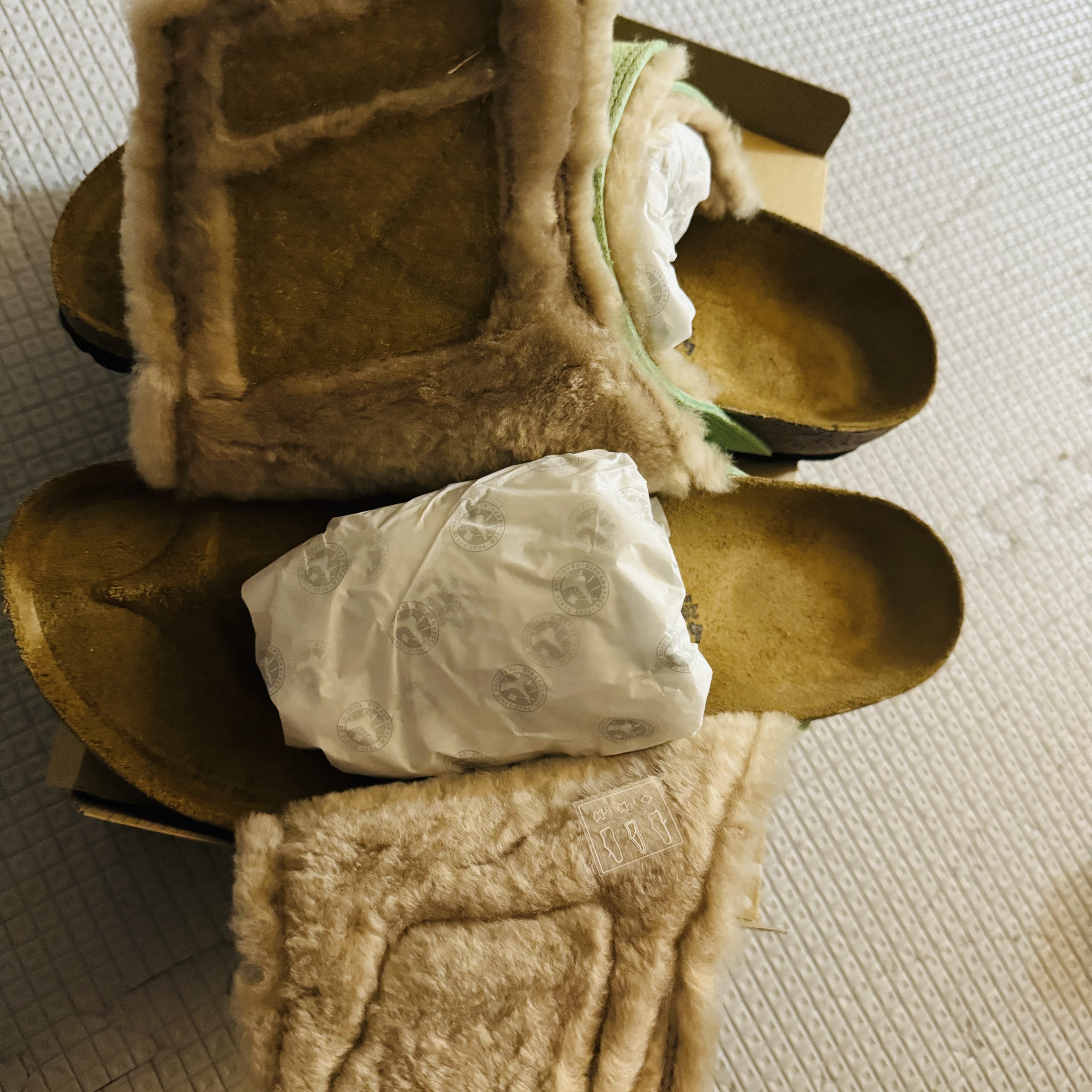 Birkenstock x Stussy Solana Shearling Slide Washed Green 착용 스타일 - 3