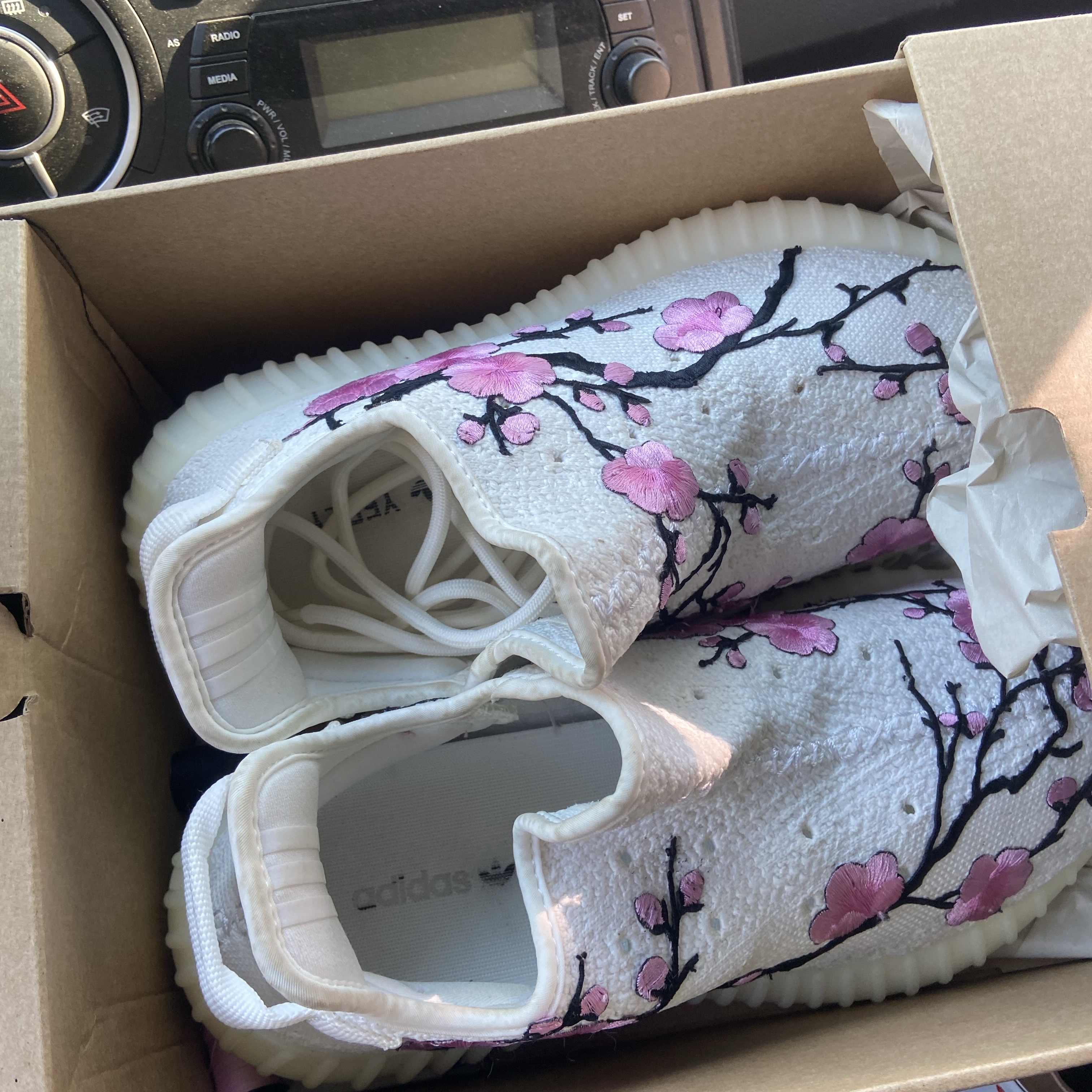 Adidas Yeezy Boost 350 V2 Cream/Triple White 착용 스타일 - 2