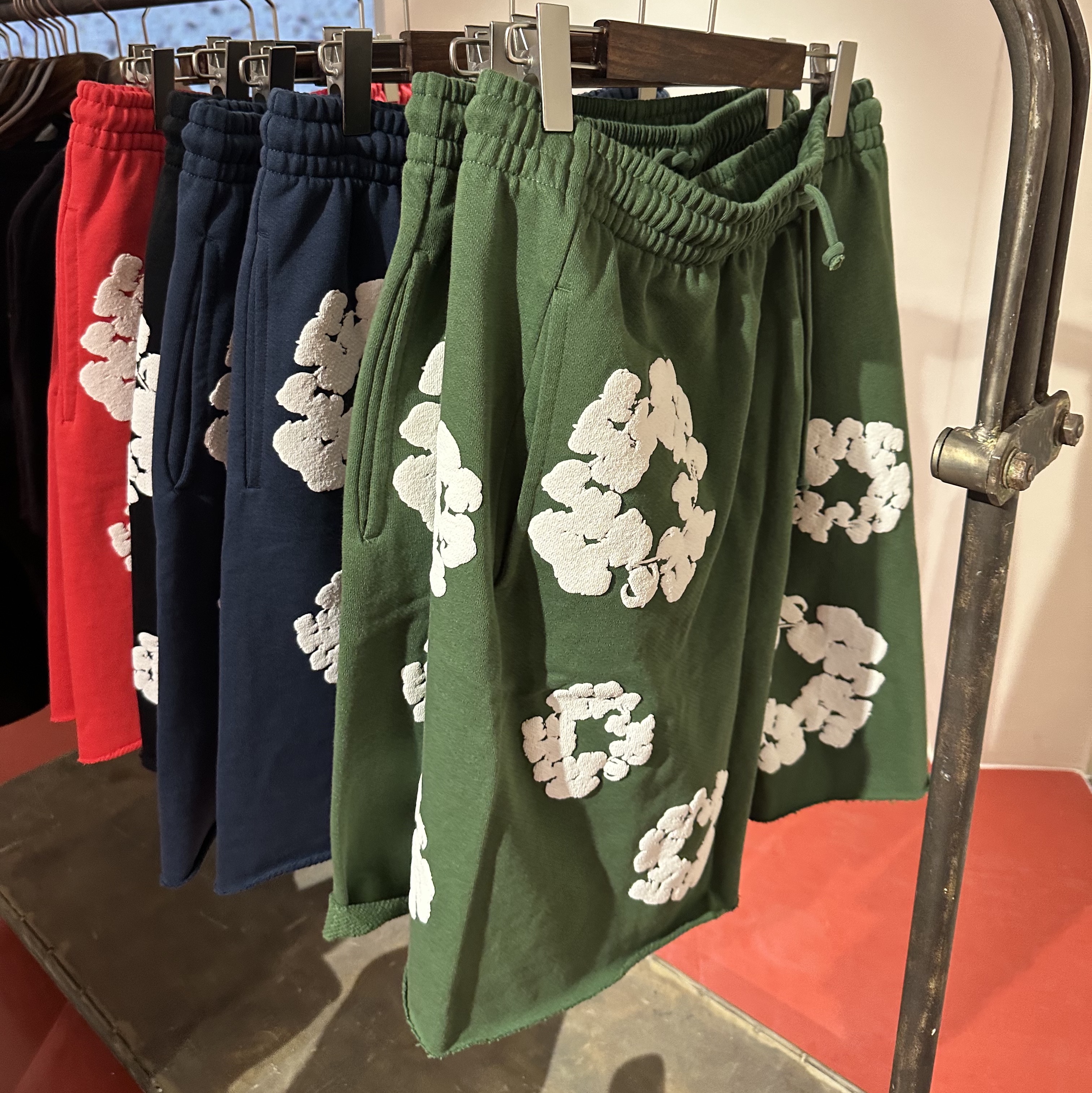 Denim Tears x Readymade Cotton Wreath Sweatshorts Grey White, Denim Tears The Cotton Wreath Sweatpants Green 착용 스타일