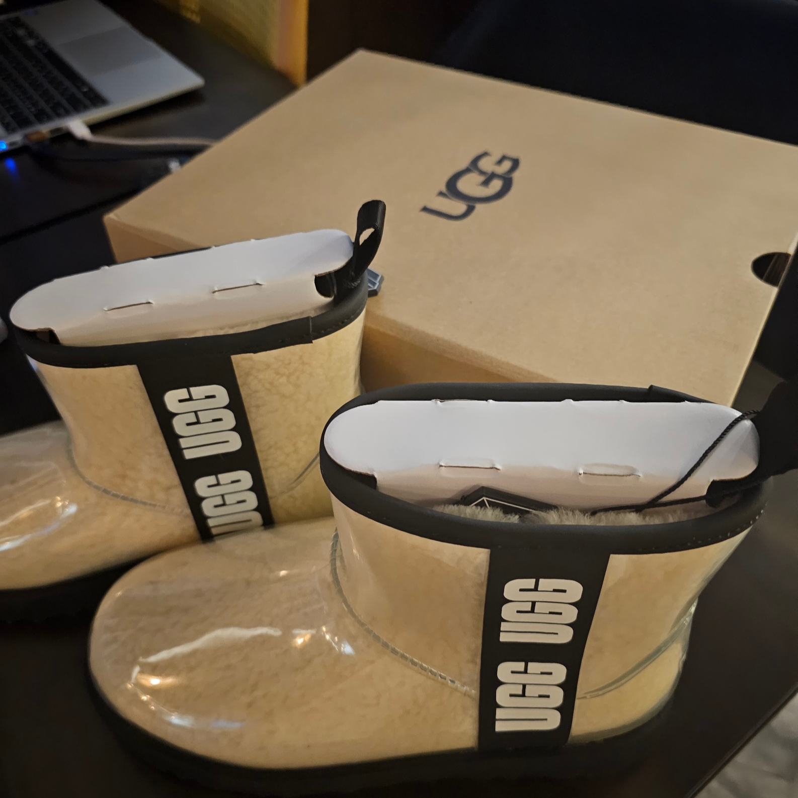(W) UGG Classic Clear Mini Boots Natural Black 착용 스타일 - 1