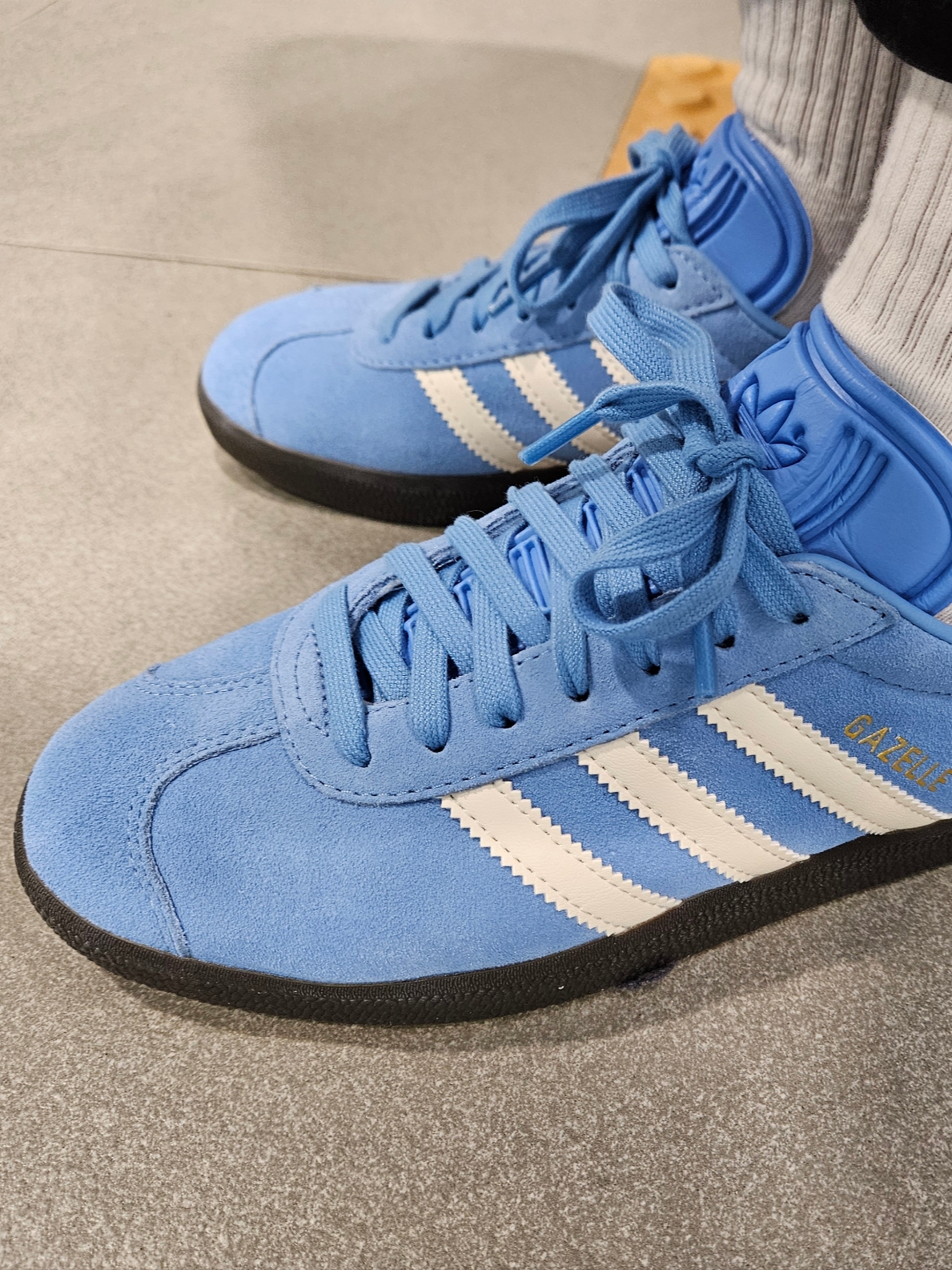 Adidas Gazelle Gold Metallic Chalk White Gum 착용 스타일 - 2