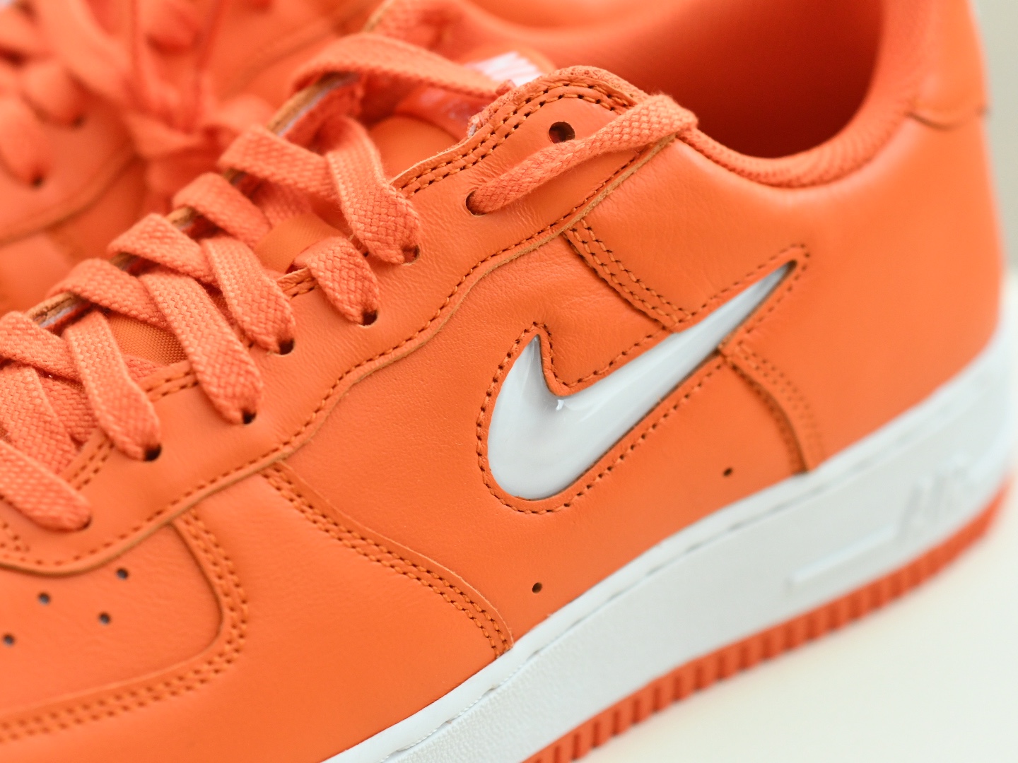 Nike Air Force 1 Low Retro Color of The Month Safety Orange 착용 스타일 - 2