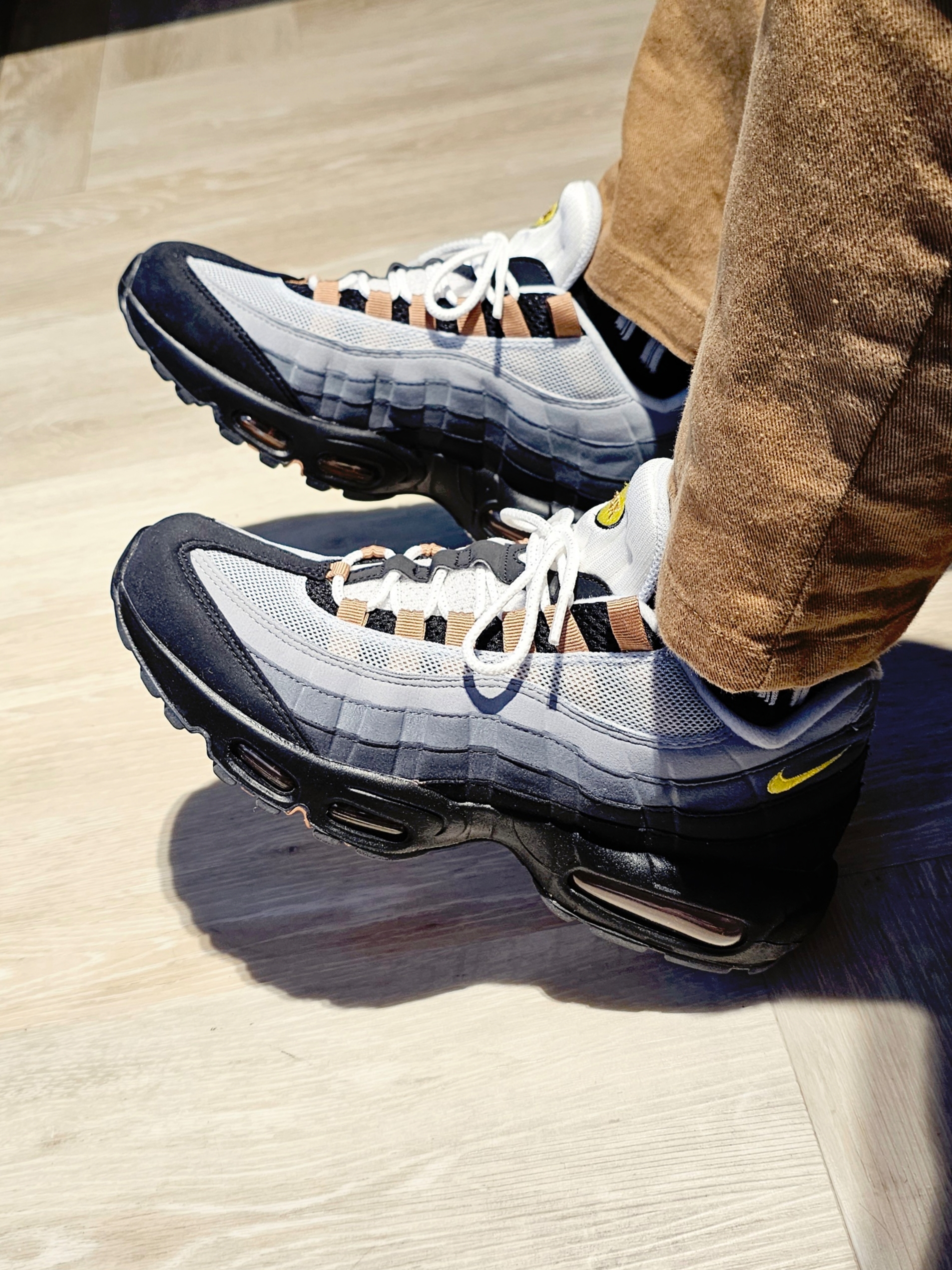 Nike Air Max 95 Wolf Grey Yellow Strike 착용 스타일 - 6