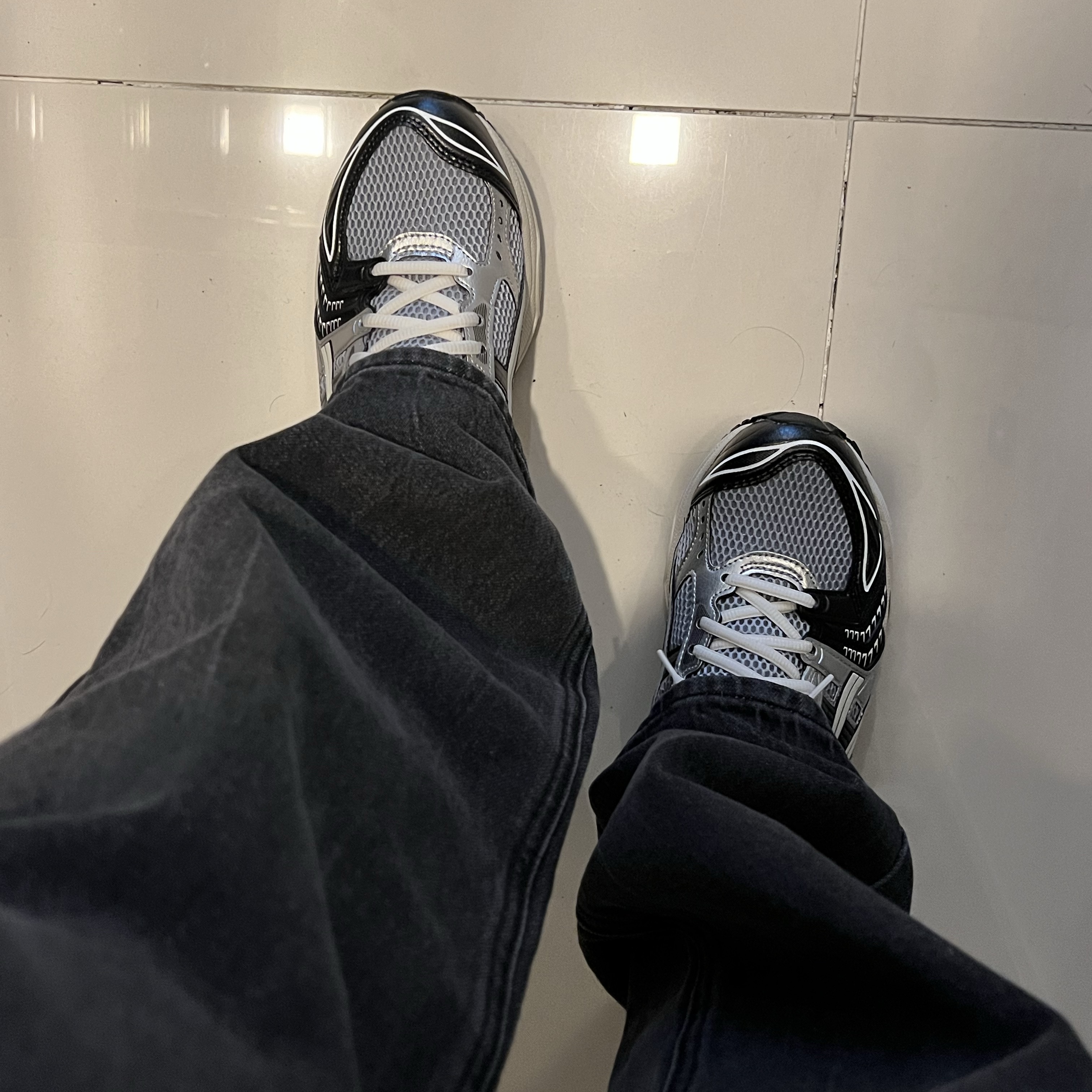 Asics Gel-Kayano 14 Black Glacier Grey 착용 스타일 - 2