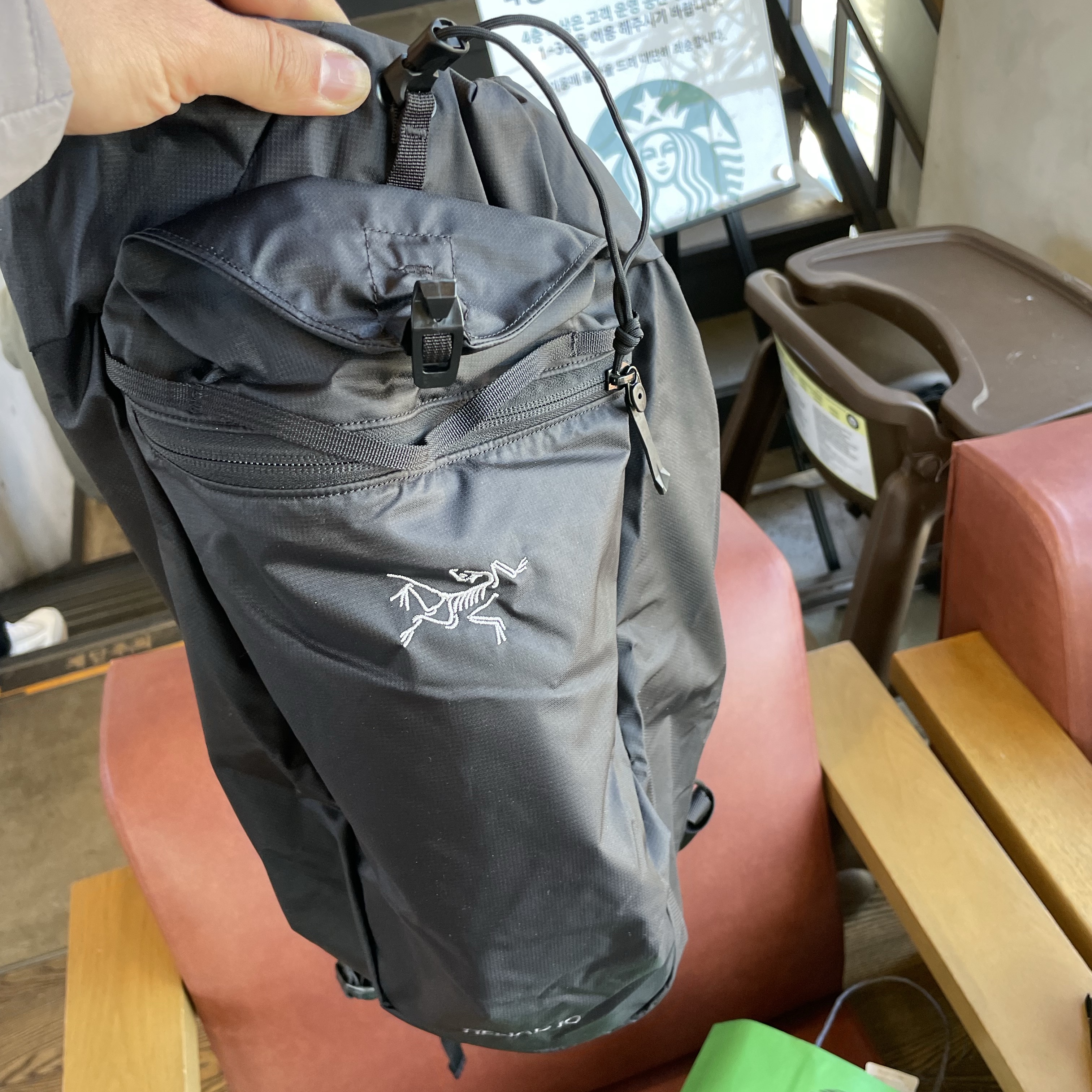 Arc'teryx Heliad 10 Backpack Black 착용 스타일