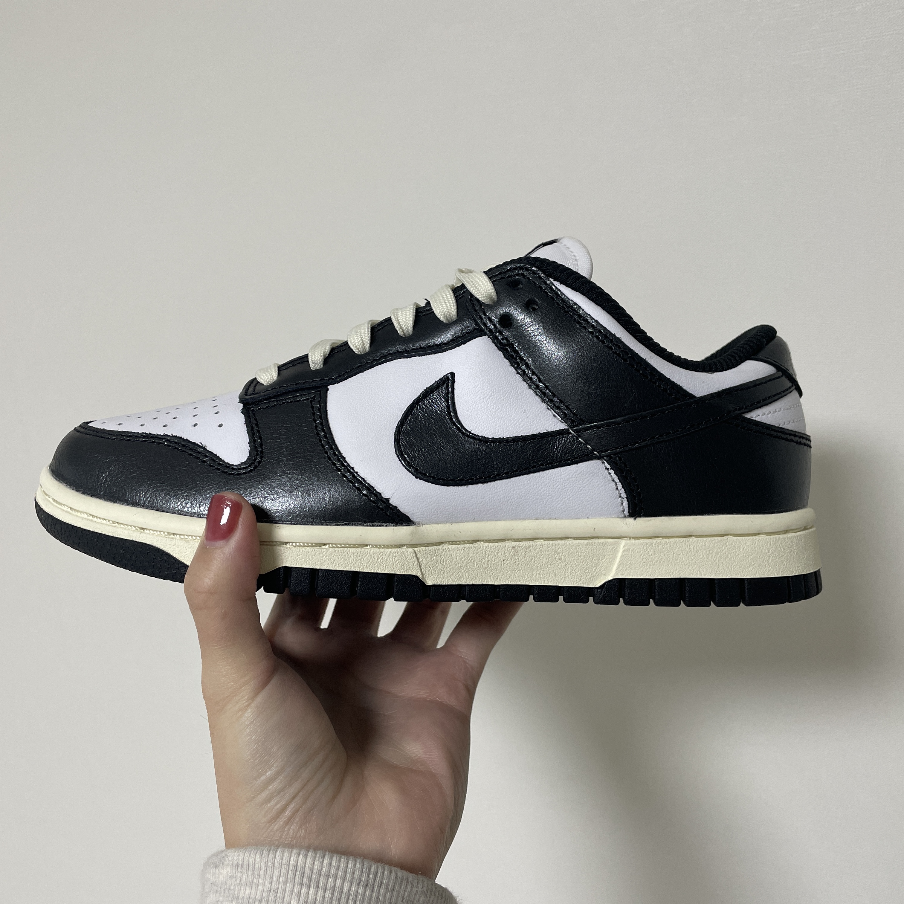 (W) Nike Dunk Low Vintage Black and White 착용 스타일 - 2