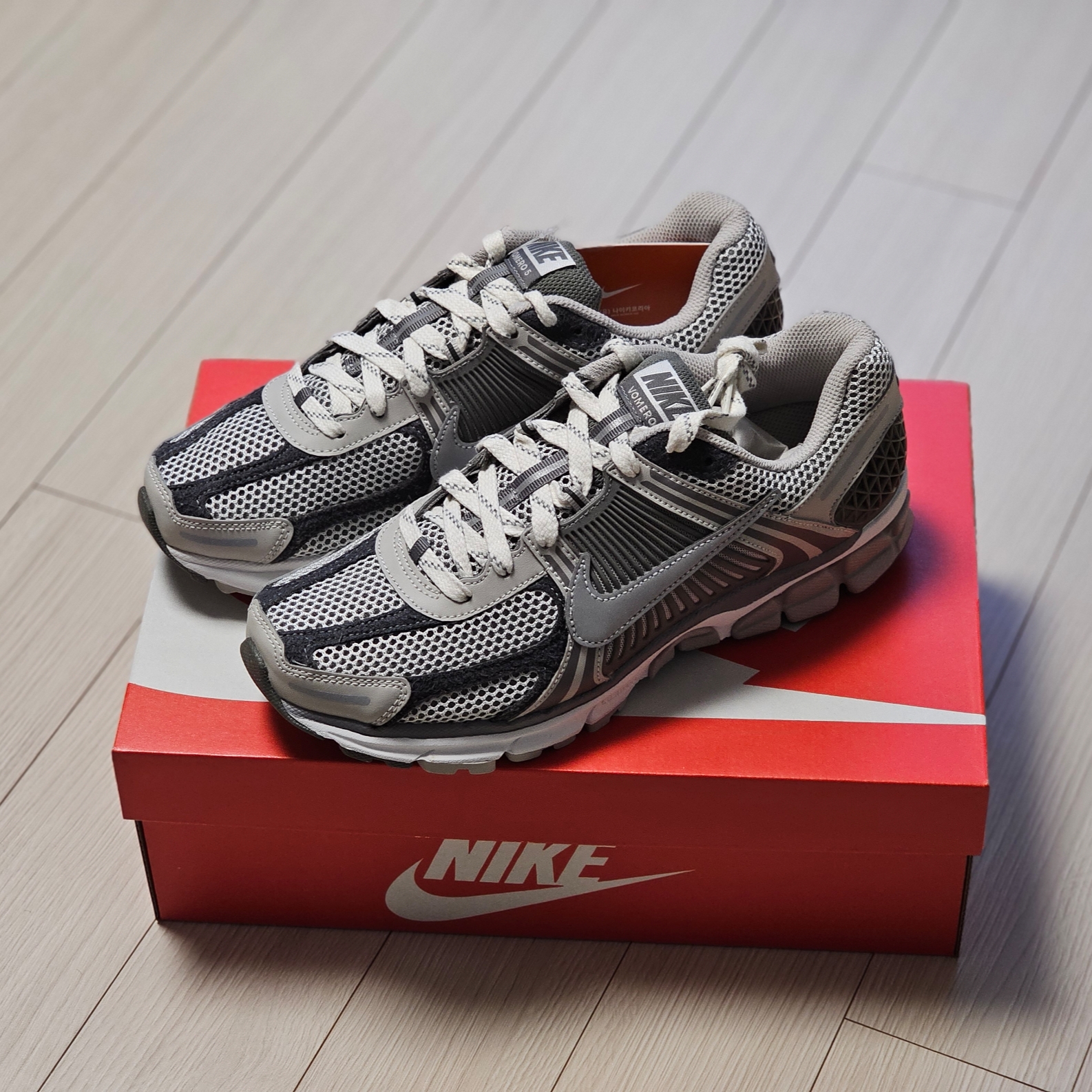 Nike Zoom Vomero 5 PRM Light Iron Ore and Flat Fewter 착용 스타일