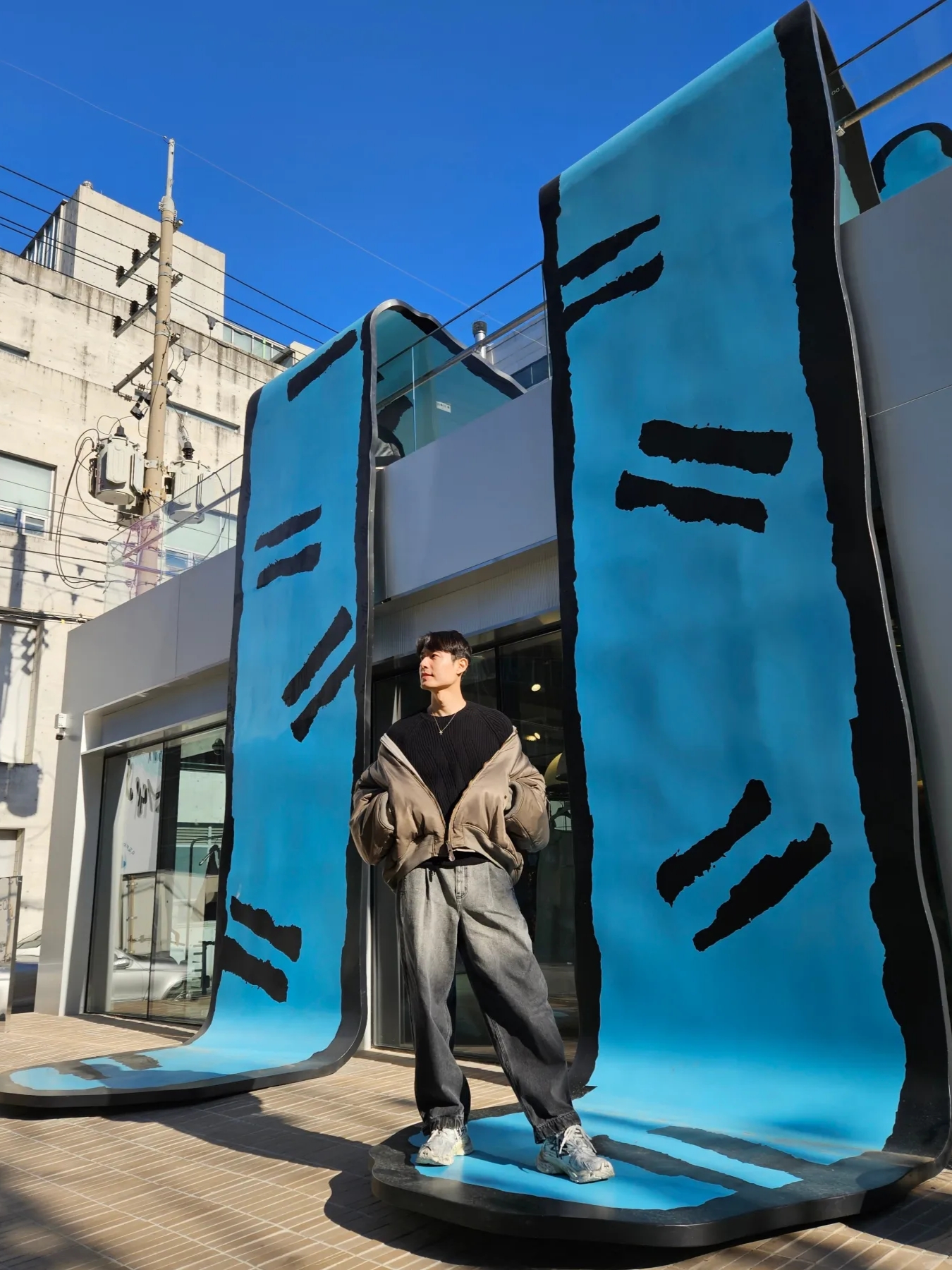 Balenciaga Paris All Oversized Bomber Dark Beige, Balenciaga Runner Graffiti Sneakers White 착용 스타일 - 9