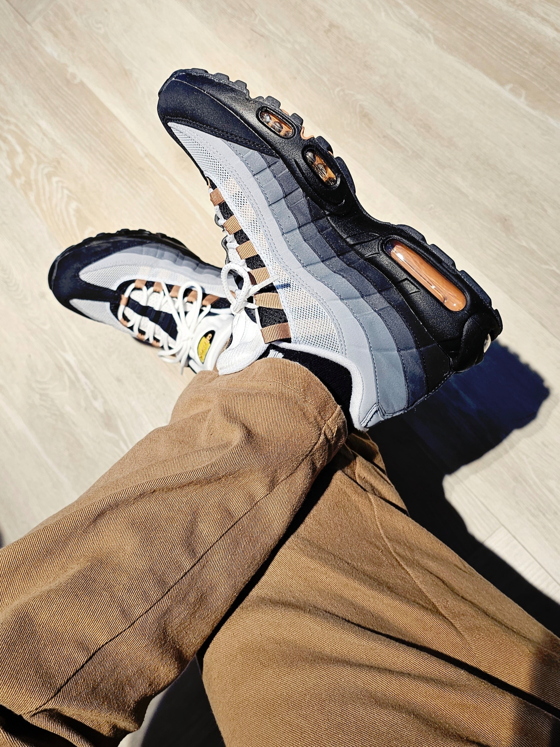 Nike Air Max 95 Wolf Grey Yellow Strike 착용 스타일 - 3