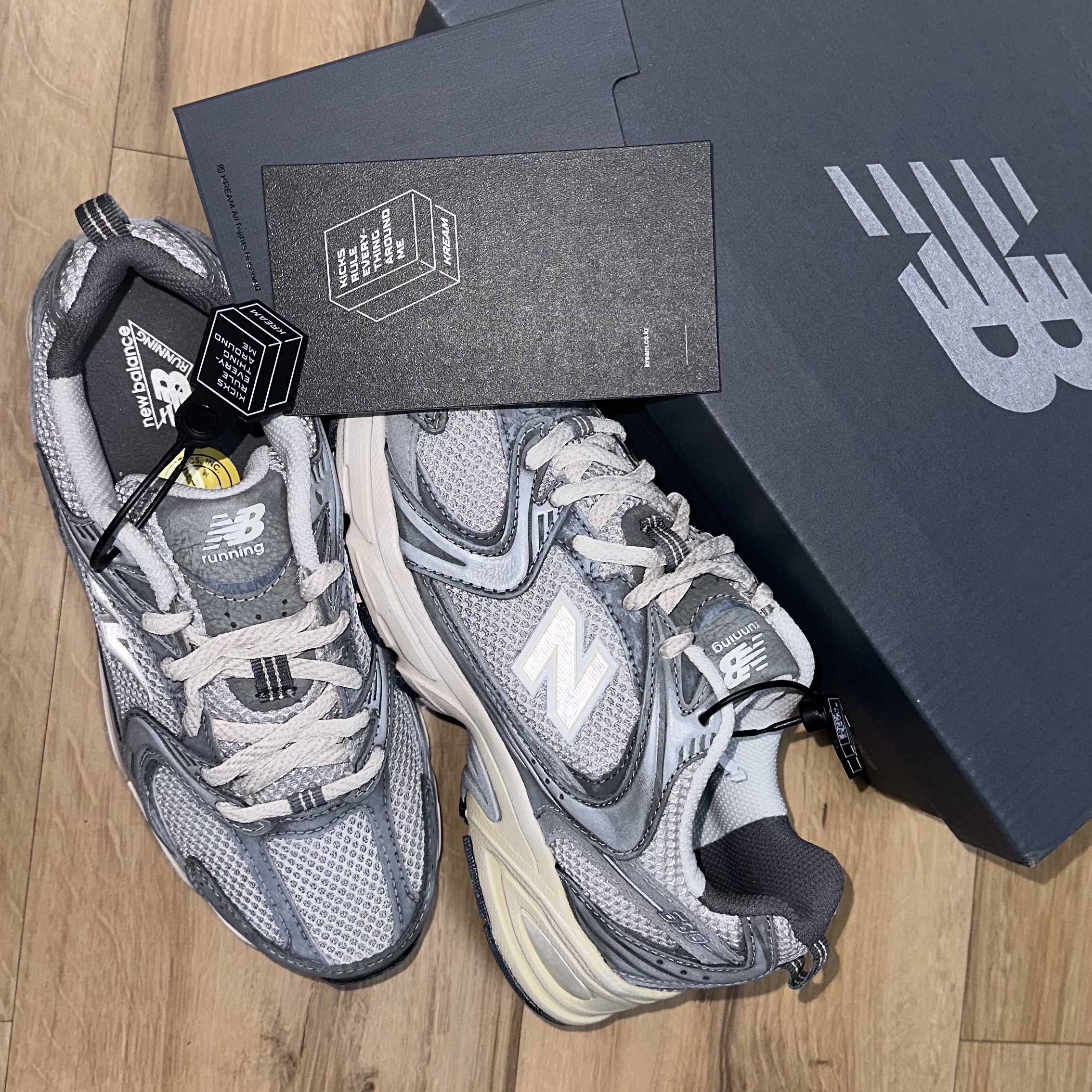 New Balance 530 Premium Vintage Grey Matter 착용 스타일 - 2