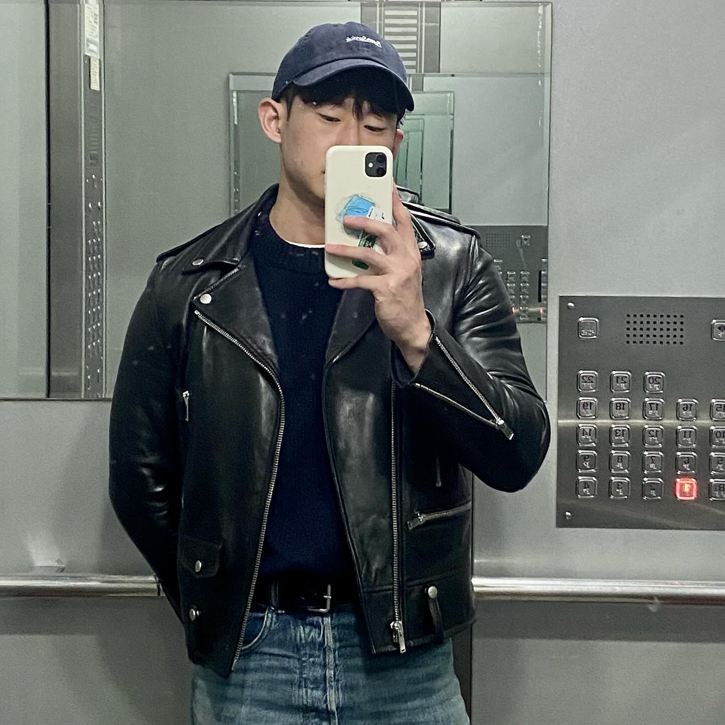 Saint Laurent Classic Motorcycle Jacket in Lambskin Black 착용 스타일