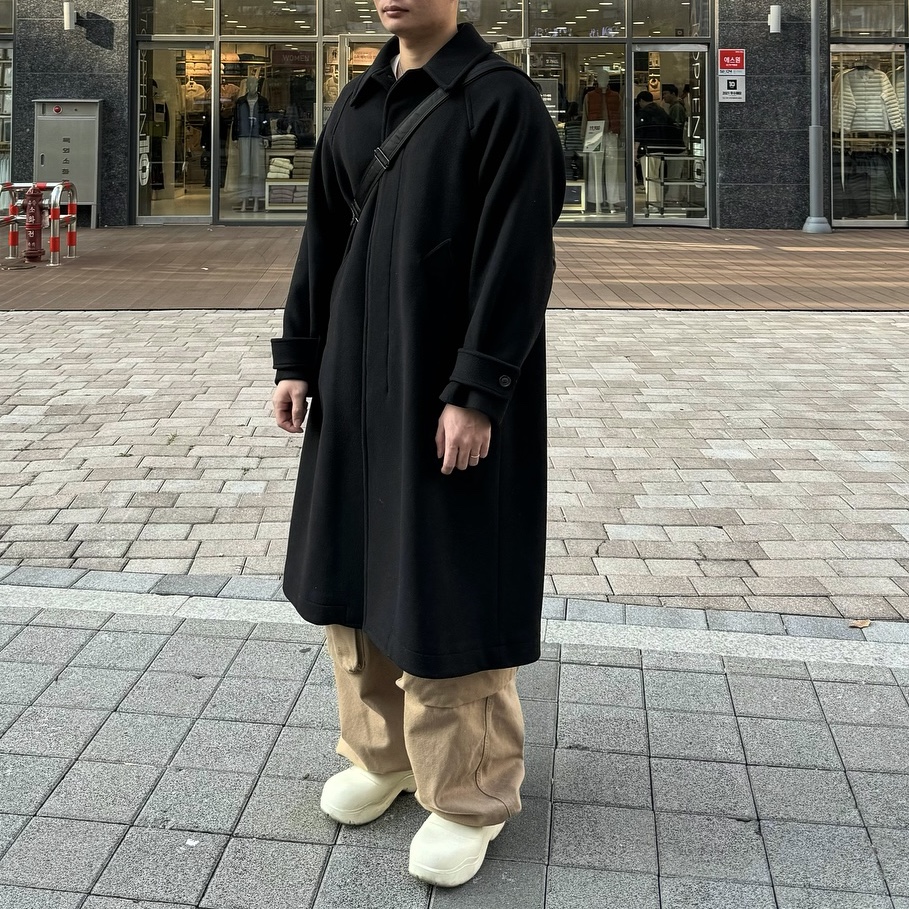Bottega Veneta Puddle Lace-Up Ankle Boots Sea Salt, Porter Tanker Shoulder Bag Black 착용 스타일