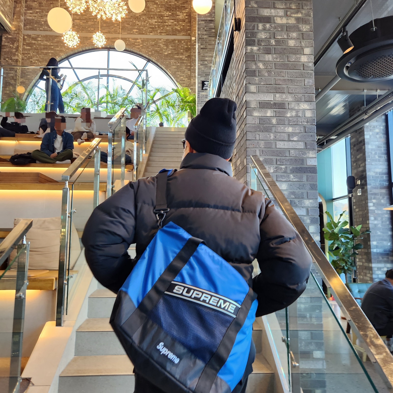 Supreme Tote Bag Blue - 23FW, Jordan 1 Retro Low OG Black and Dark Powder Blue 착용 스타일 - 1