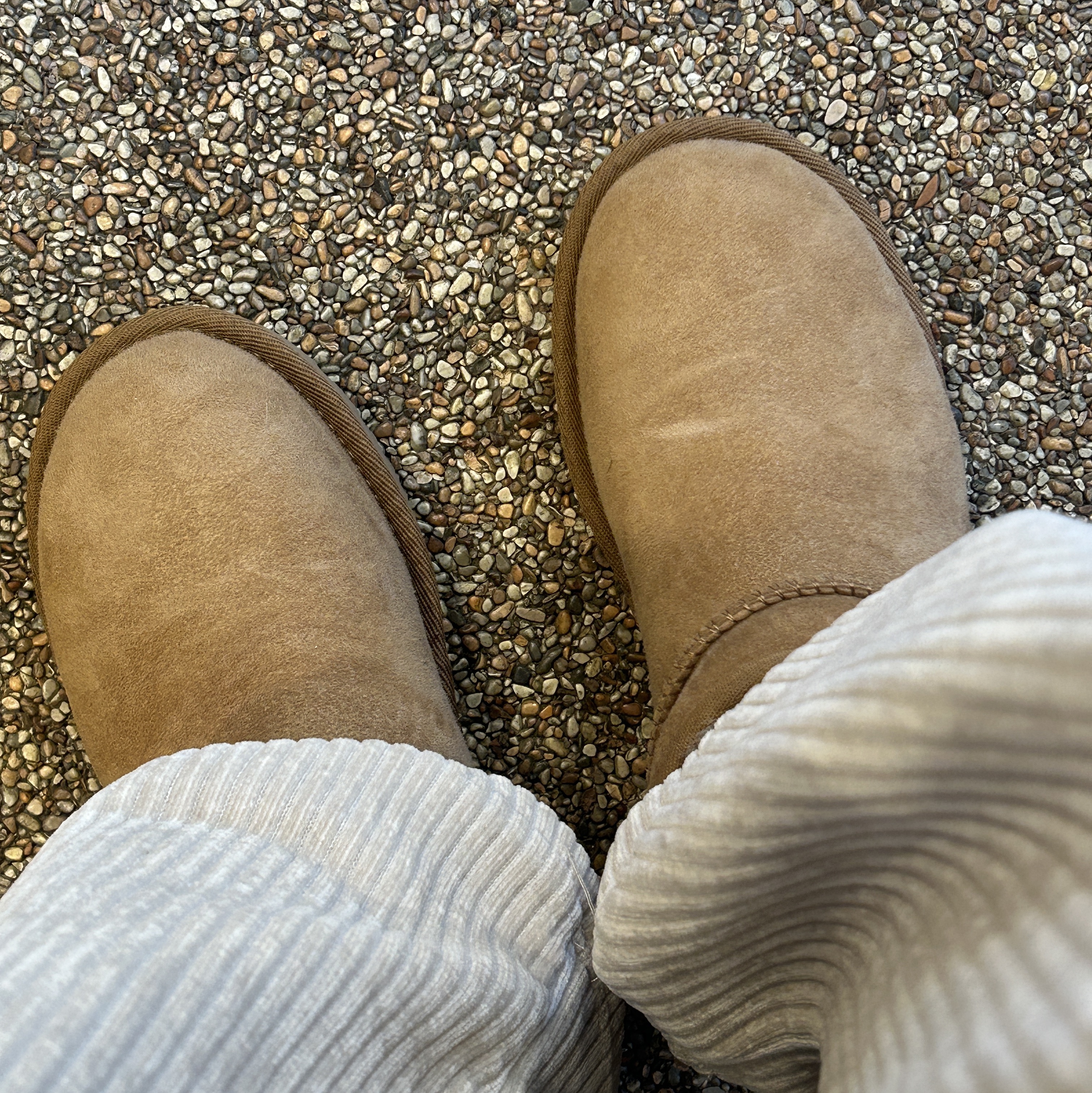 (W) UGG Classic Ultra Mini Boots Chestnut, Emis New Logo Hoodie Black 착용 스타일 - 2
