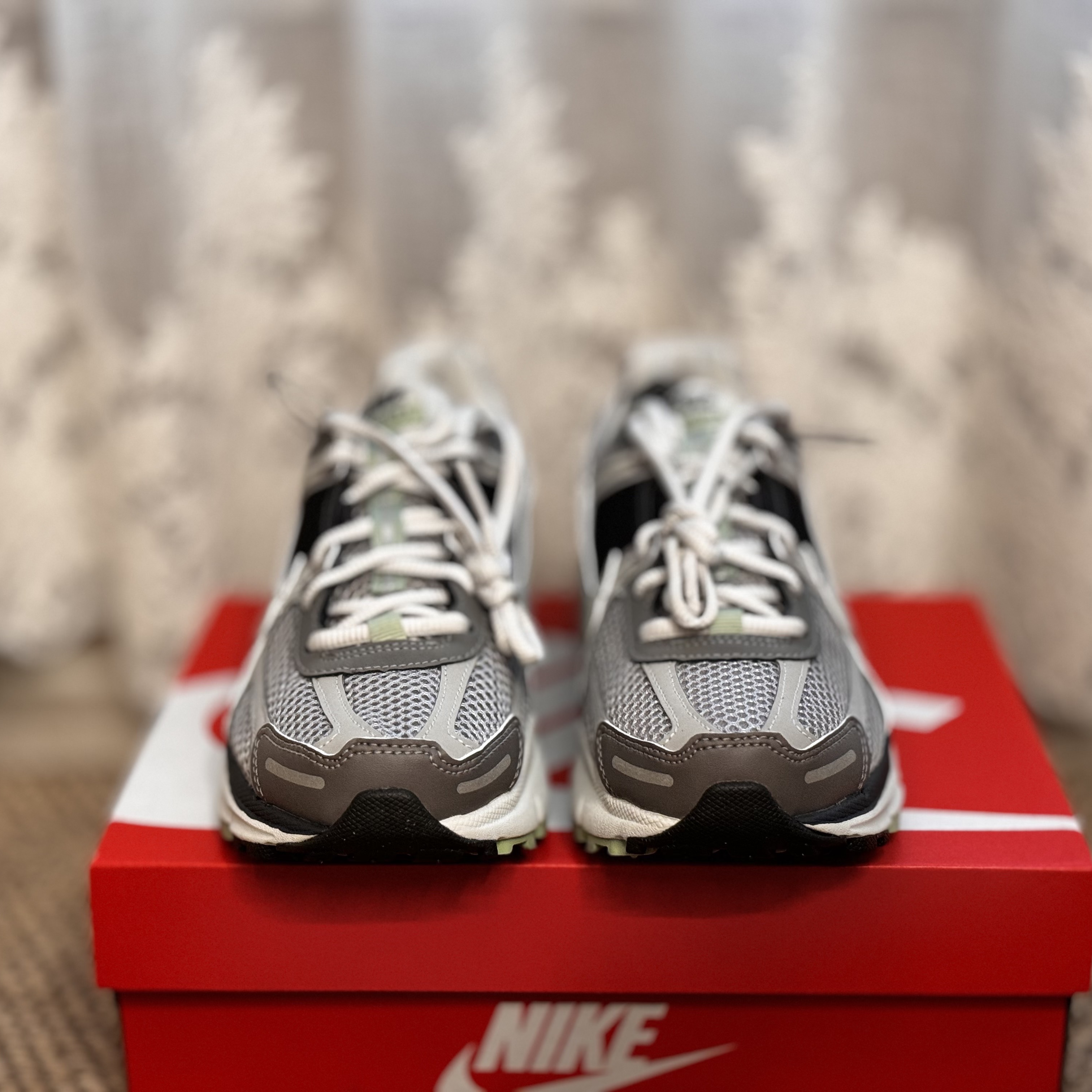(W) Nike Zoom Vomero 5 Cobblestone and Flat Pewter 착용 스타일 - 3