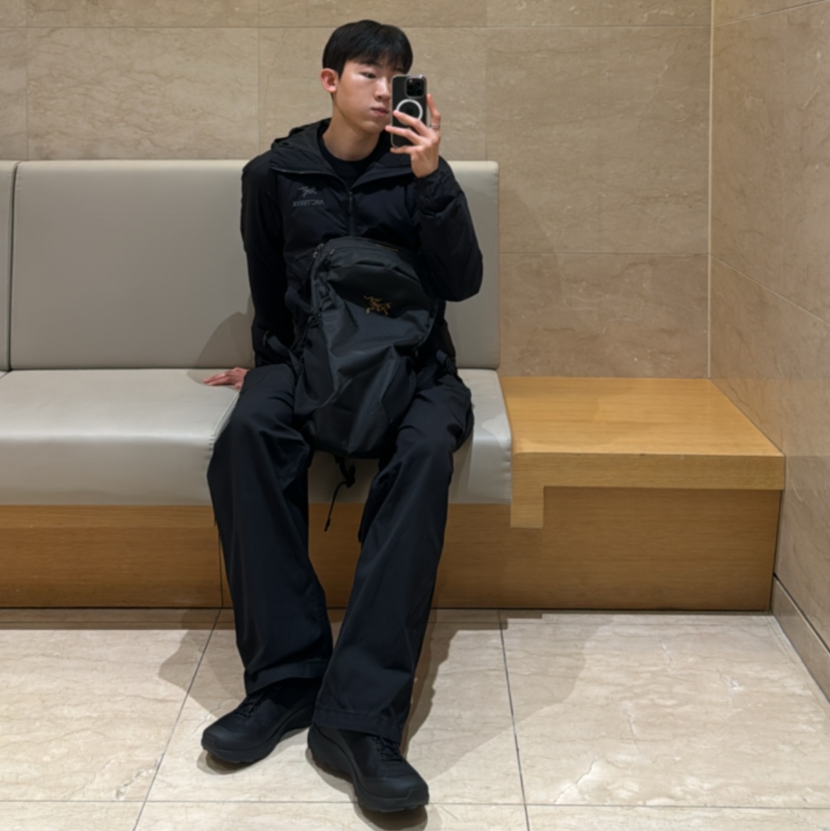Arc'teryx Mantis 16 Backpack Black, Arc'teryx Atom Hoody Black 착용 스타일