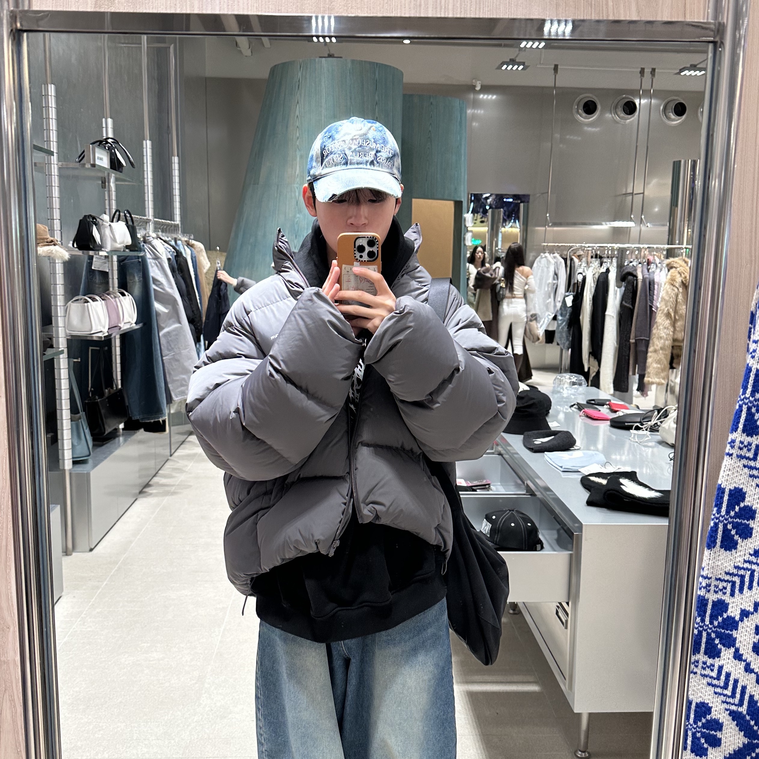 The Museum Visitor Washed Denim Ball Cap White Blue 착용 스타일 - 1