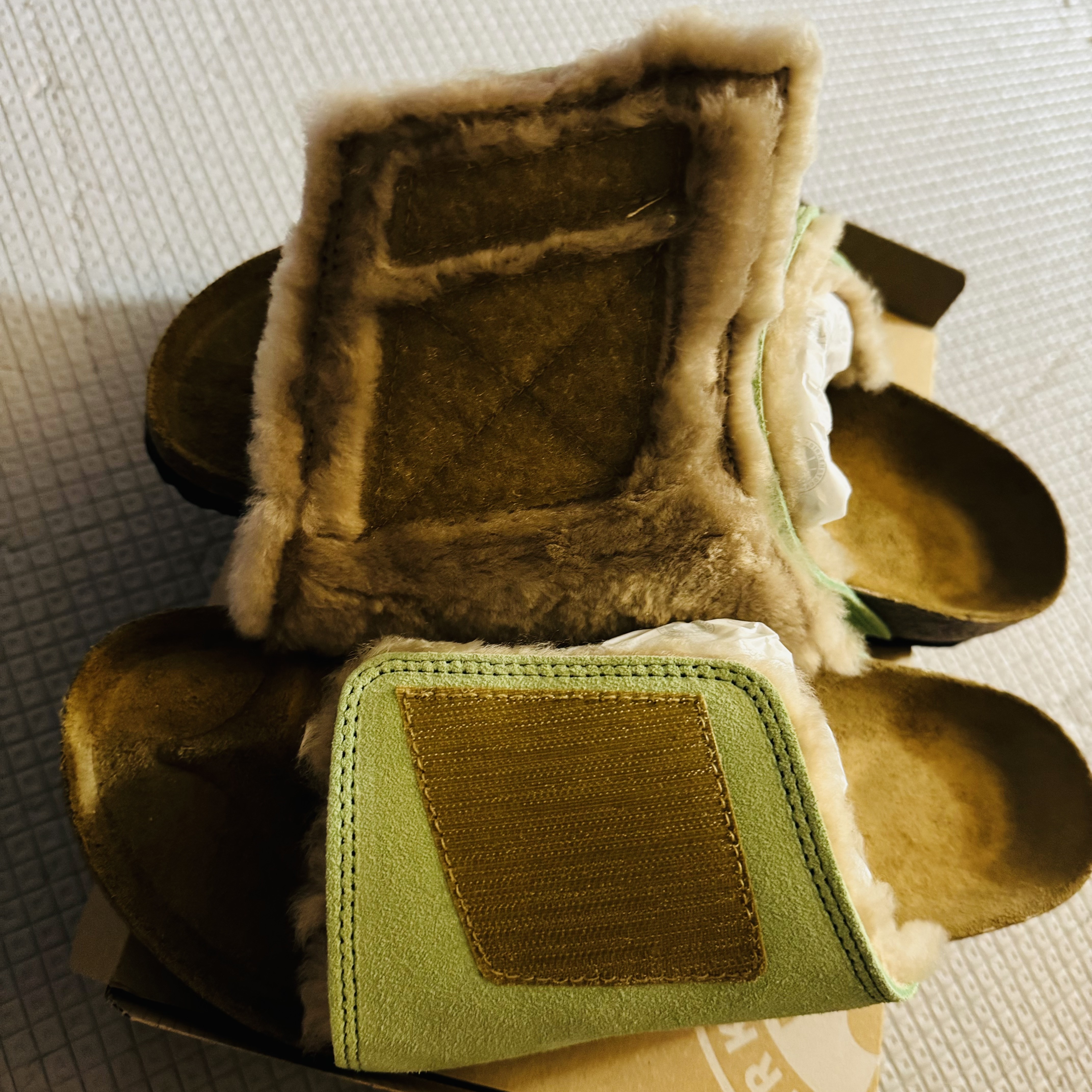 Birkenstock x Stussy Solana Shearling Slide Washed Green 착용 스타일 - 2
