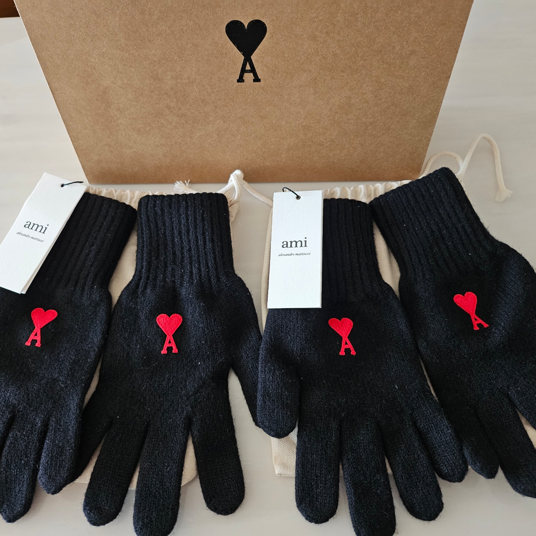 AMI de Coeur Gloves Black Red 착용 스타일 - 2
