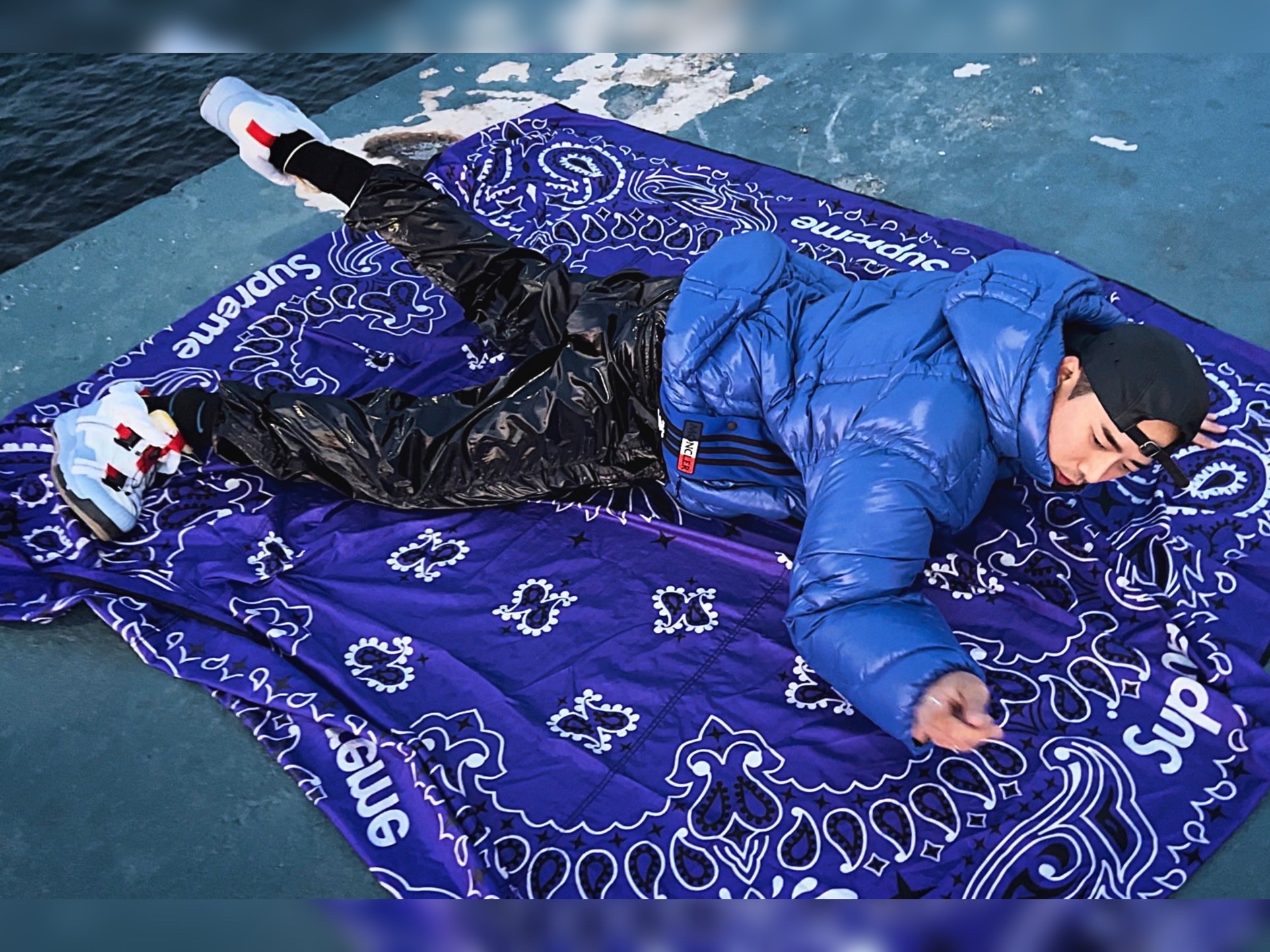 Supreme Leather Camp Cap Black - 21SS, Supreme x Bounty Hunter Mesh Moto Jersey Royal Blue - 23FW 착용 스타일 - 2