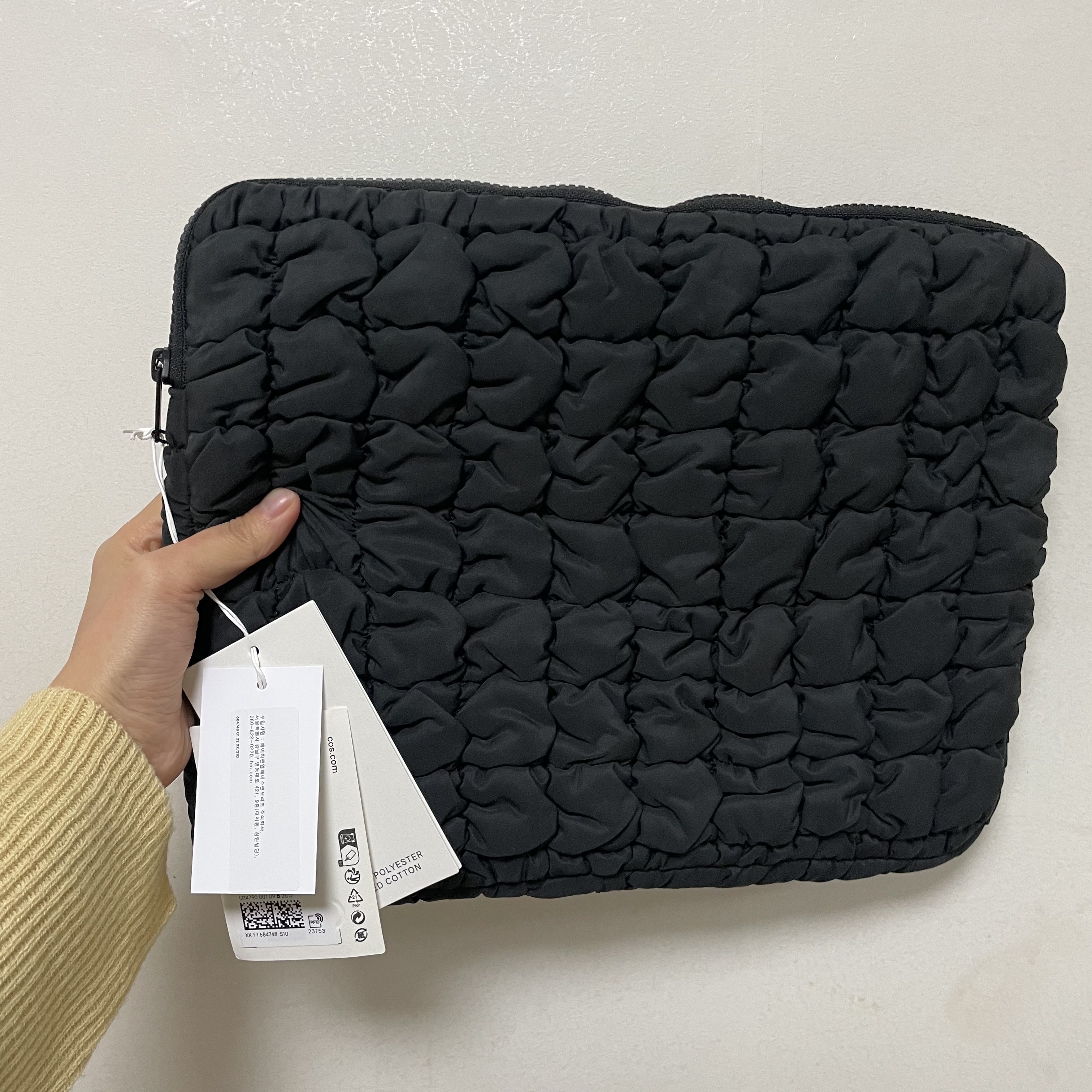 Cos Quilted  Laptop Case Black 착용 스타일 - 1