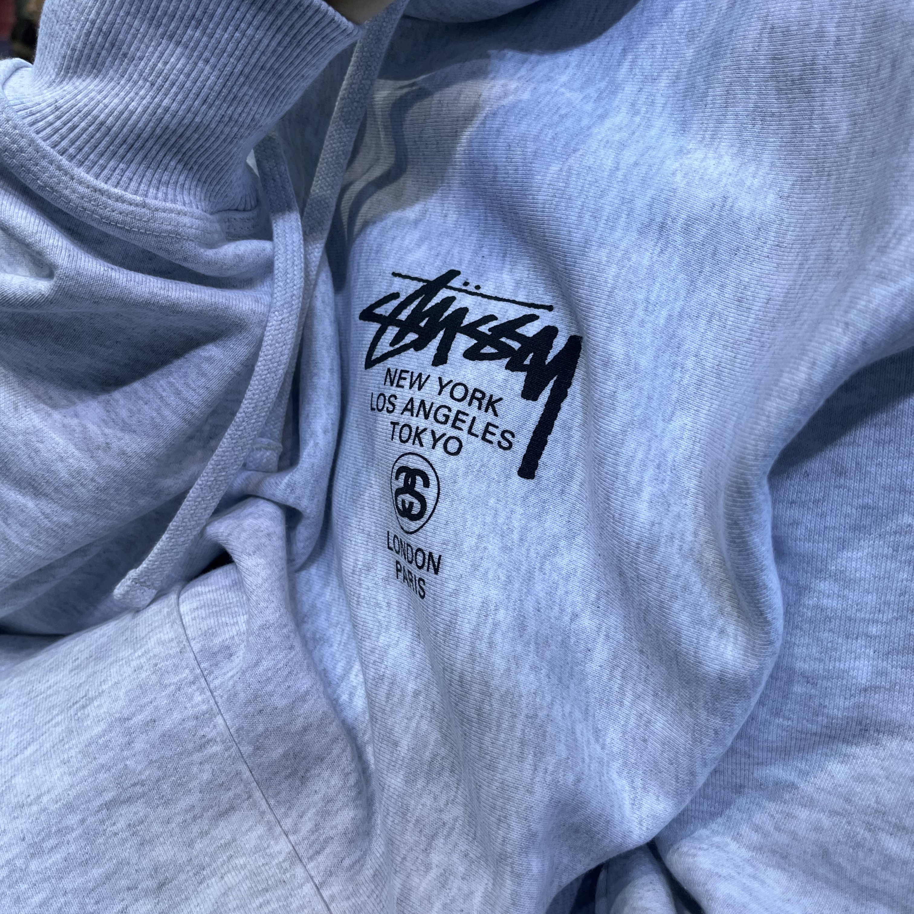 Stussy World Tour Hoodie Ash Heather 2023 착용 스타일
