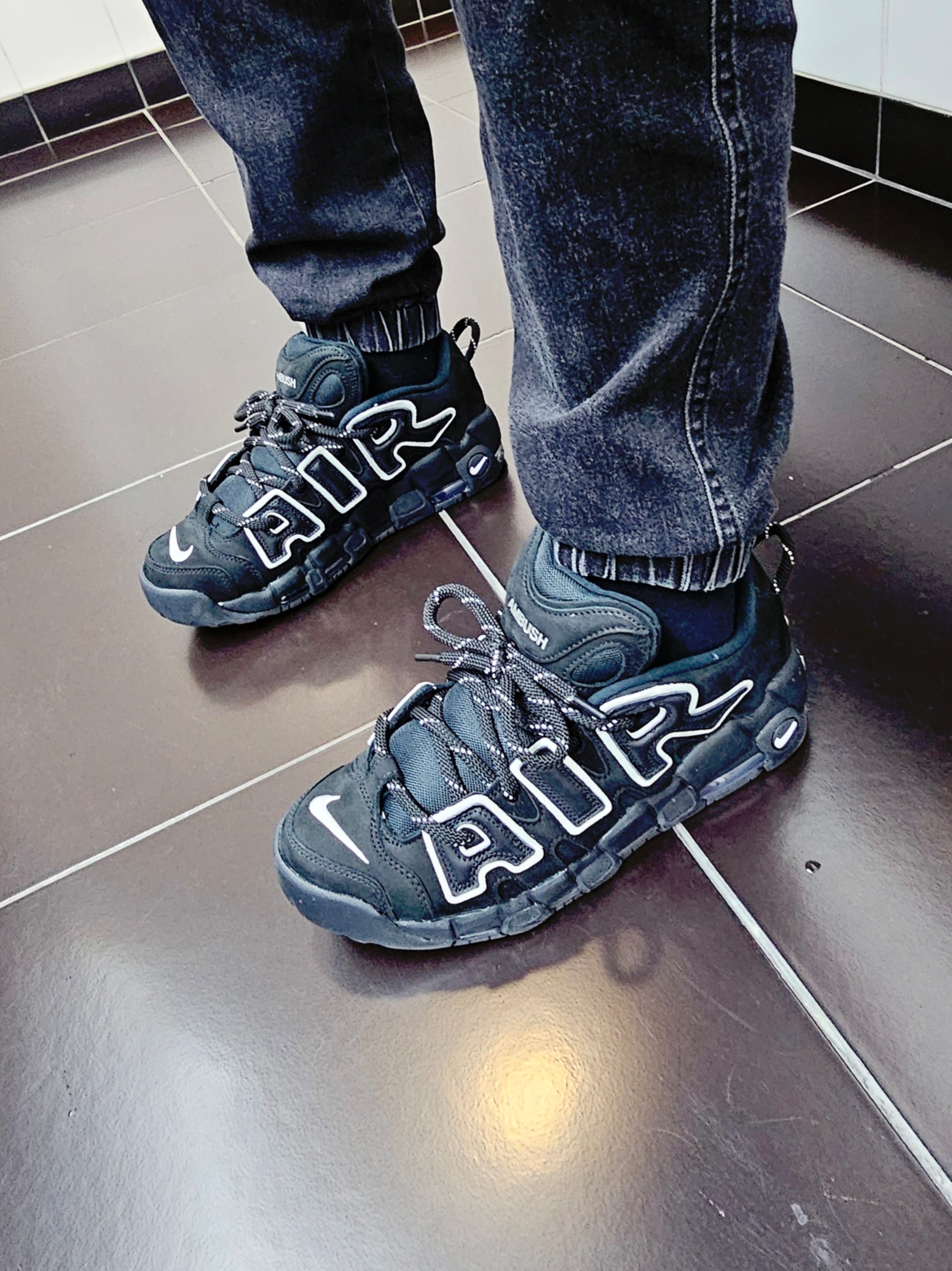 Nike x Ambush Air More Uptempo Low Black and White 착용 스타일 - 5