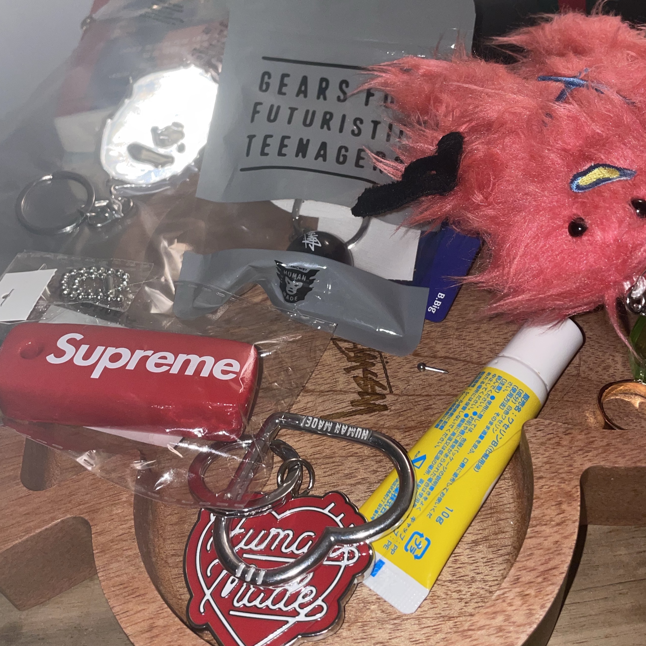 Supreme Floating Keychain Red - 23FW, Stussy 8 Ball Keychain Black 착용 스타일