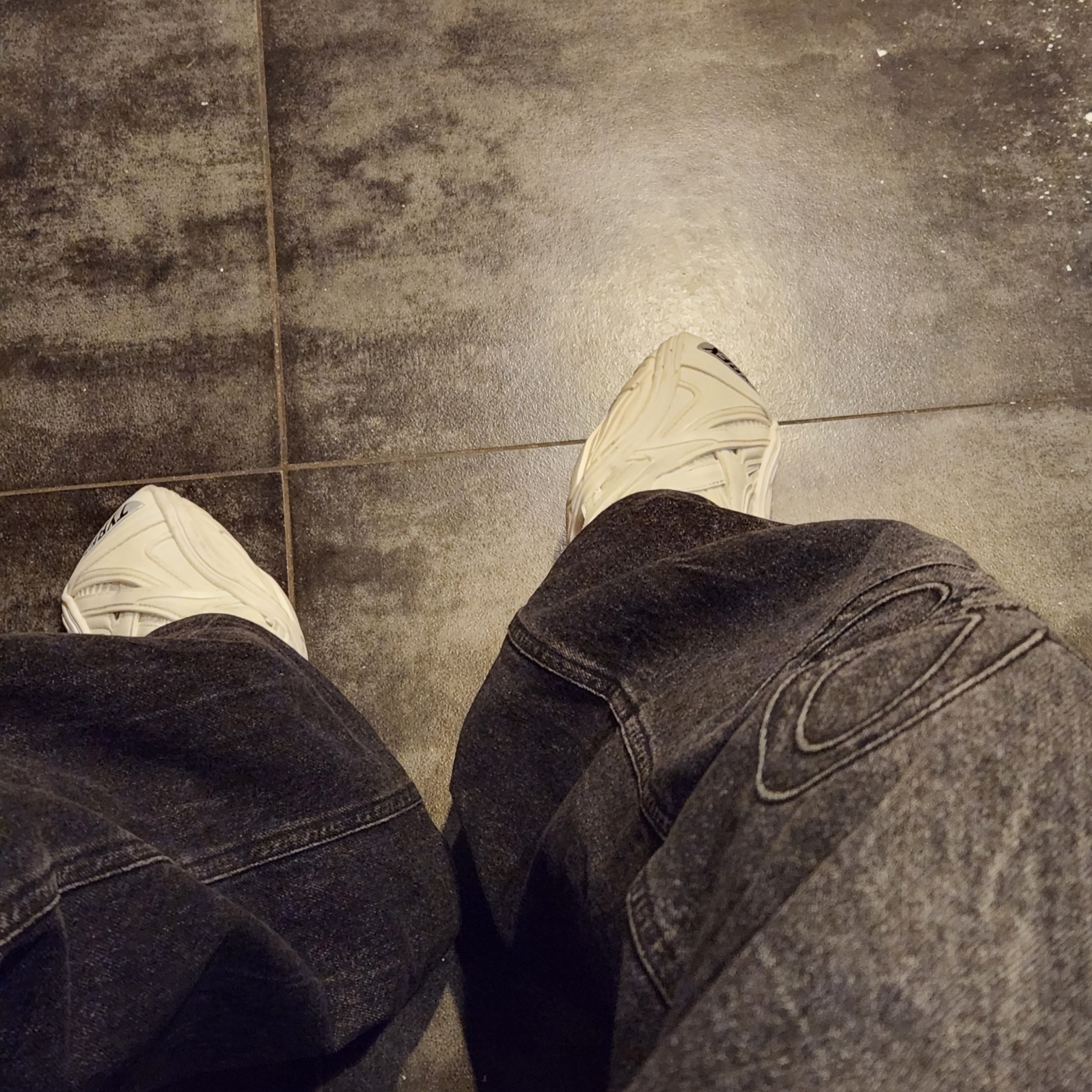 (W) Balenciaga Tyrex Sneakers White 착용 스타일