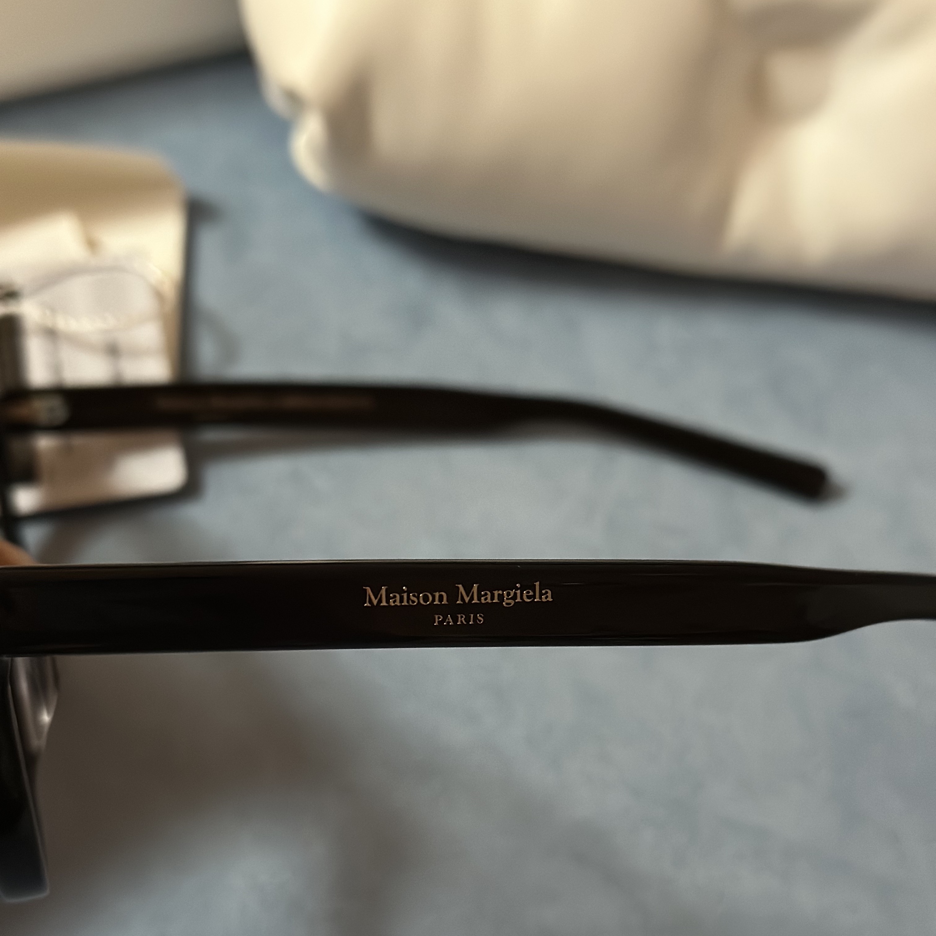 Gentle Monster x Maison Margiela MM010 Clear Black 착용 스타일 - 6