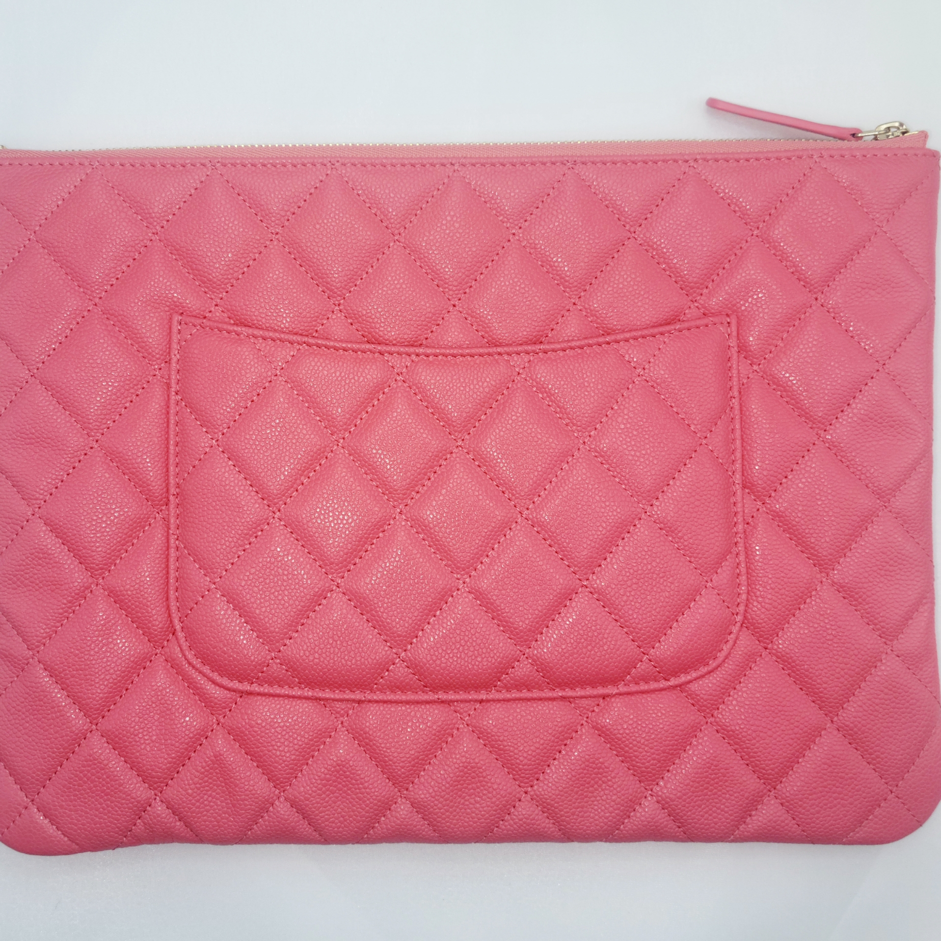 Chanel Medium Classic Pouch Grained Calfskin & Gold Pink, Chanel Medium Classic Pouch Grained Calfskin & Silver Black 착용 스타일 - 2
