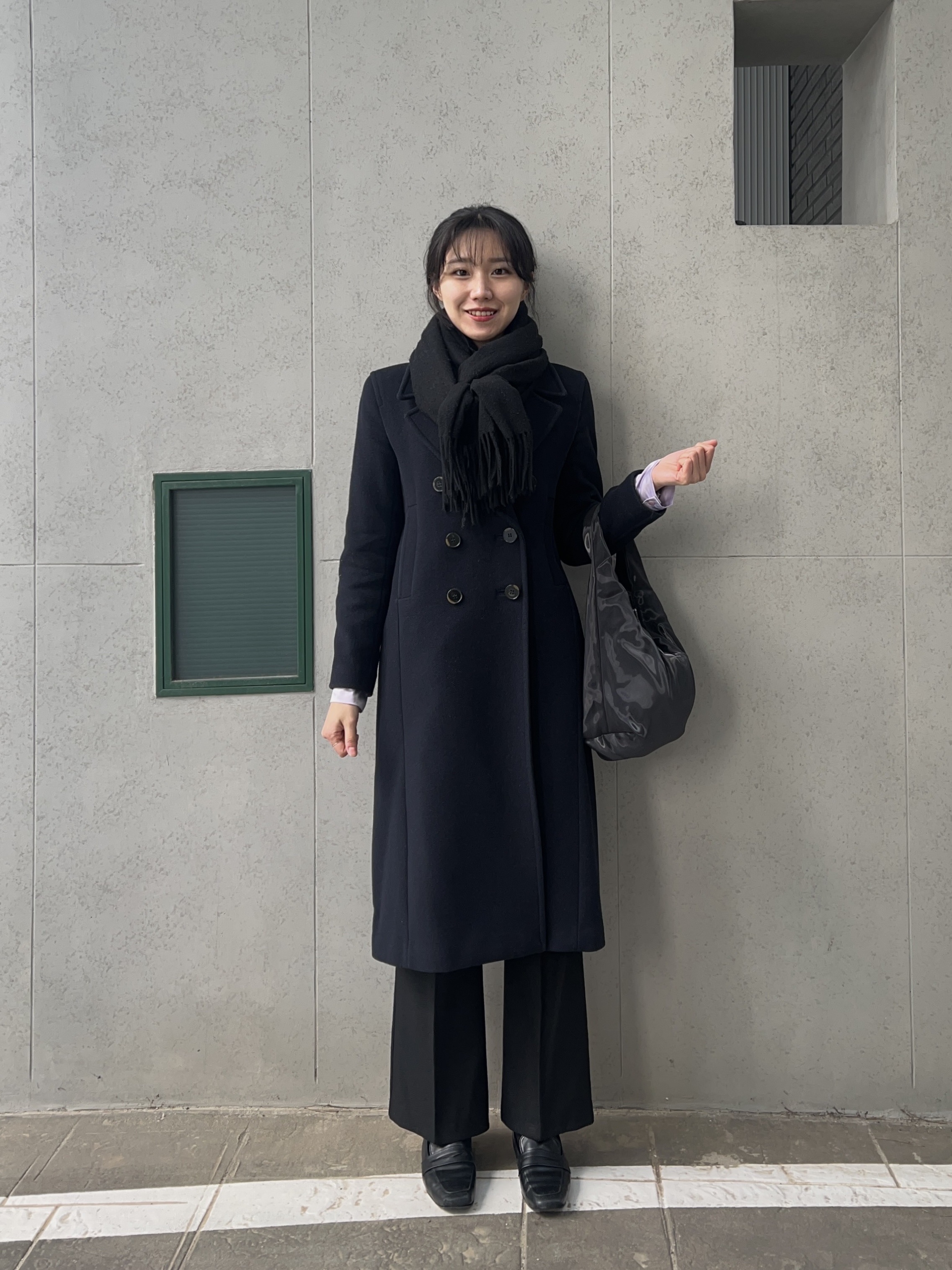 COS Mini High-Shine Shoulder Bag Navy 착용 스타일 - 3