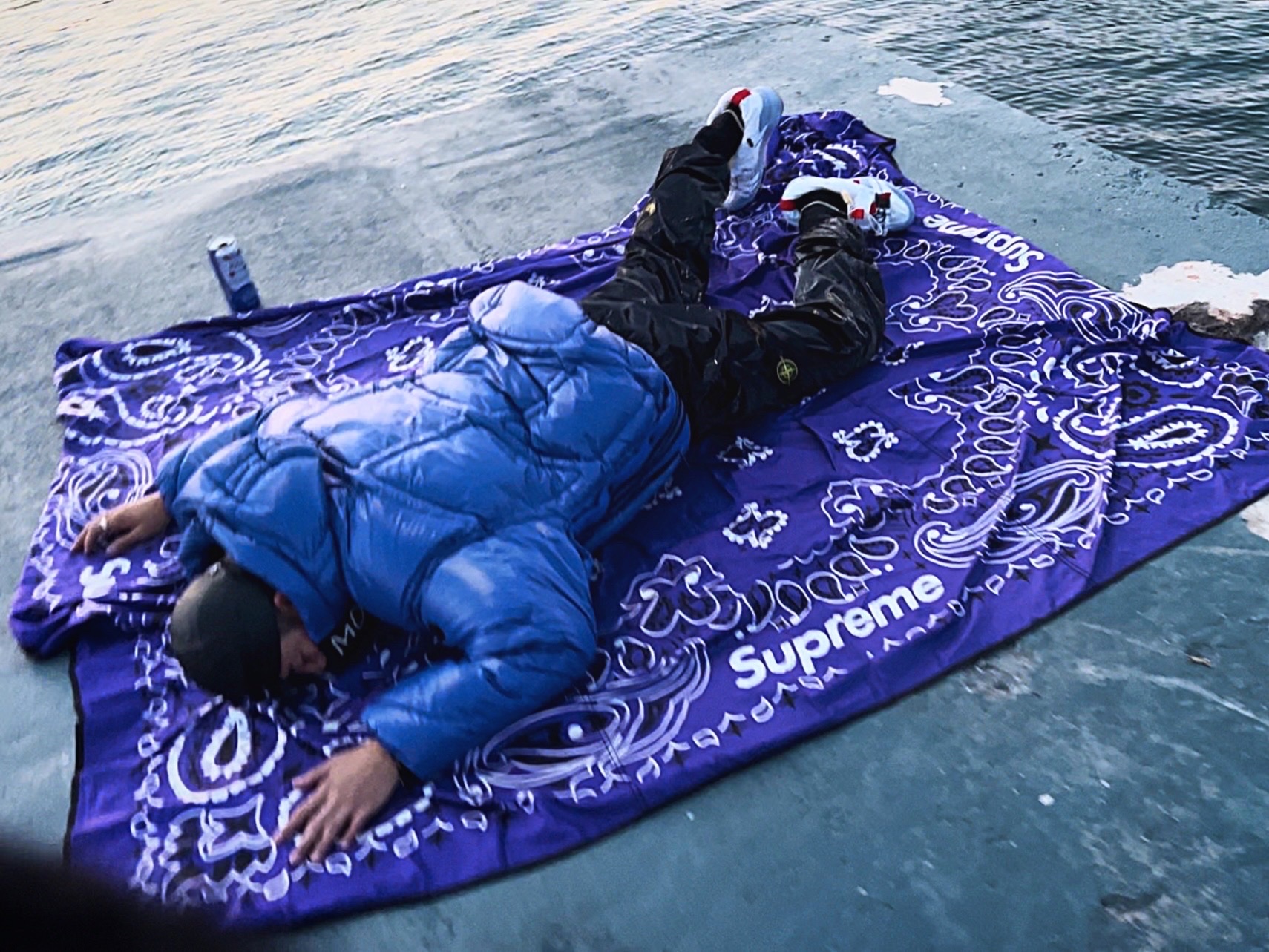 Supreme Leather Camp Cap Black - 21SS, Supreme x Bounty Hunter Mesh Moto Jersey Royal Blue - 23FW 착용 스타일 - 4
