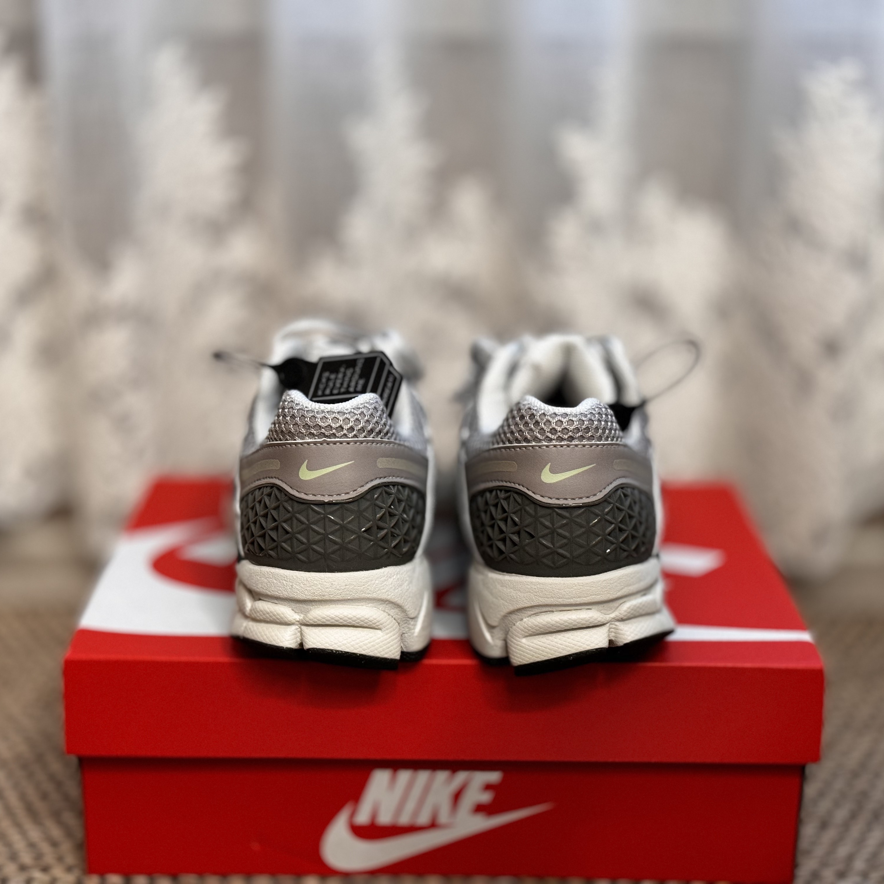 (W) Nike Zoom Vomero 5 Cobblestone and Flat Pewter 착용 스타일 - 4