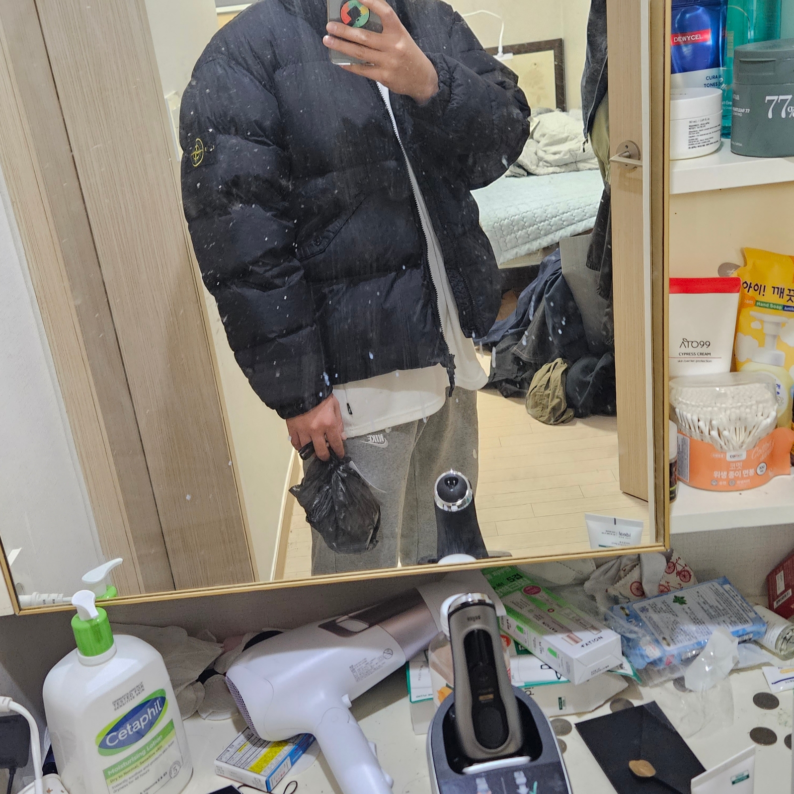 Stone Island 40623 Garment Dyed Crinkle Reps Recycled Nylon Down Jacket Black - 23FW 착용 스타일