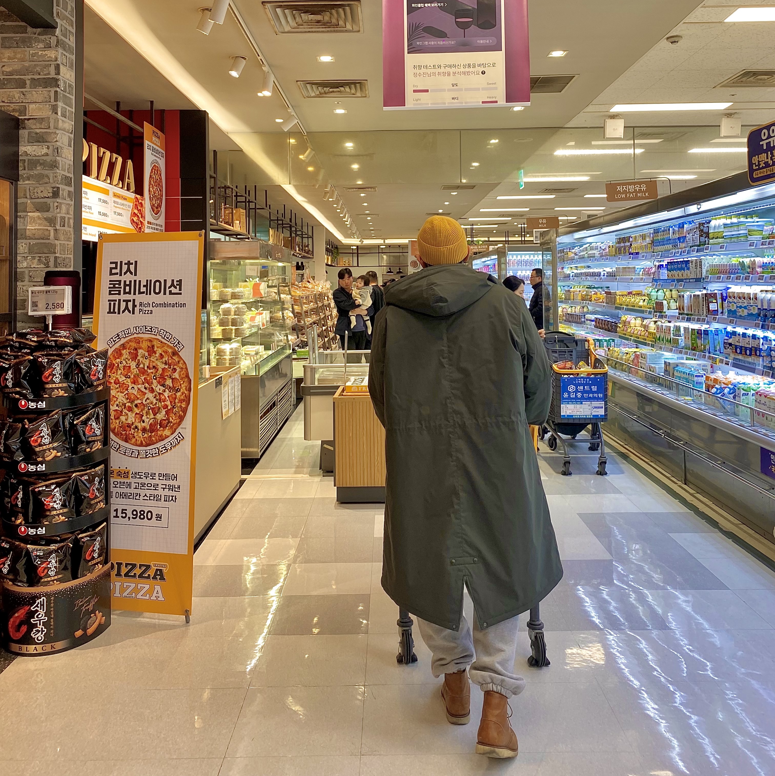 Uniqlo x Engineered Garments Pufftech Hooded Coat Dark Green 착용 스타일 - 3
