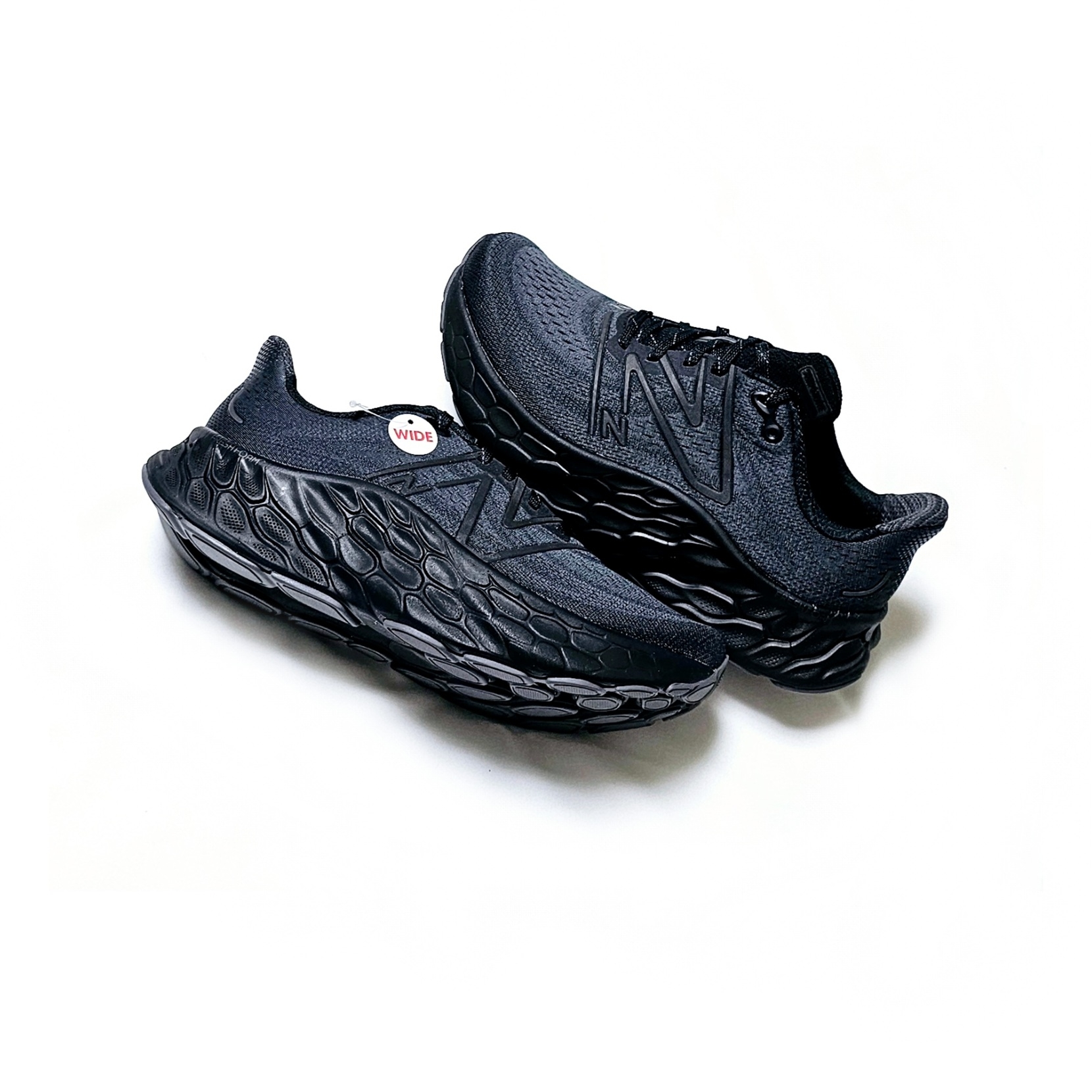 New Balance Fresh Foam X More v4 Triple Black - 2E Wide 착용 스타일 - 4