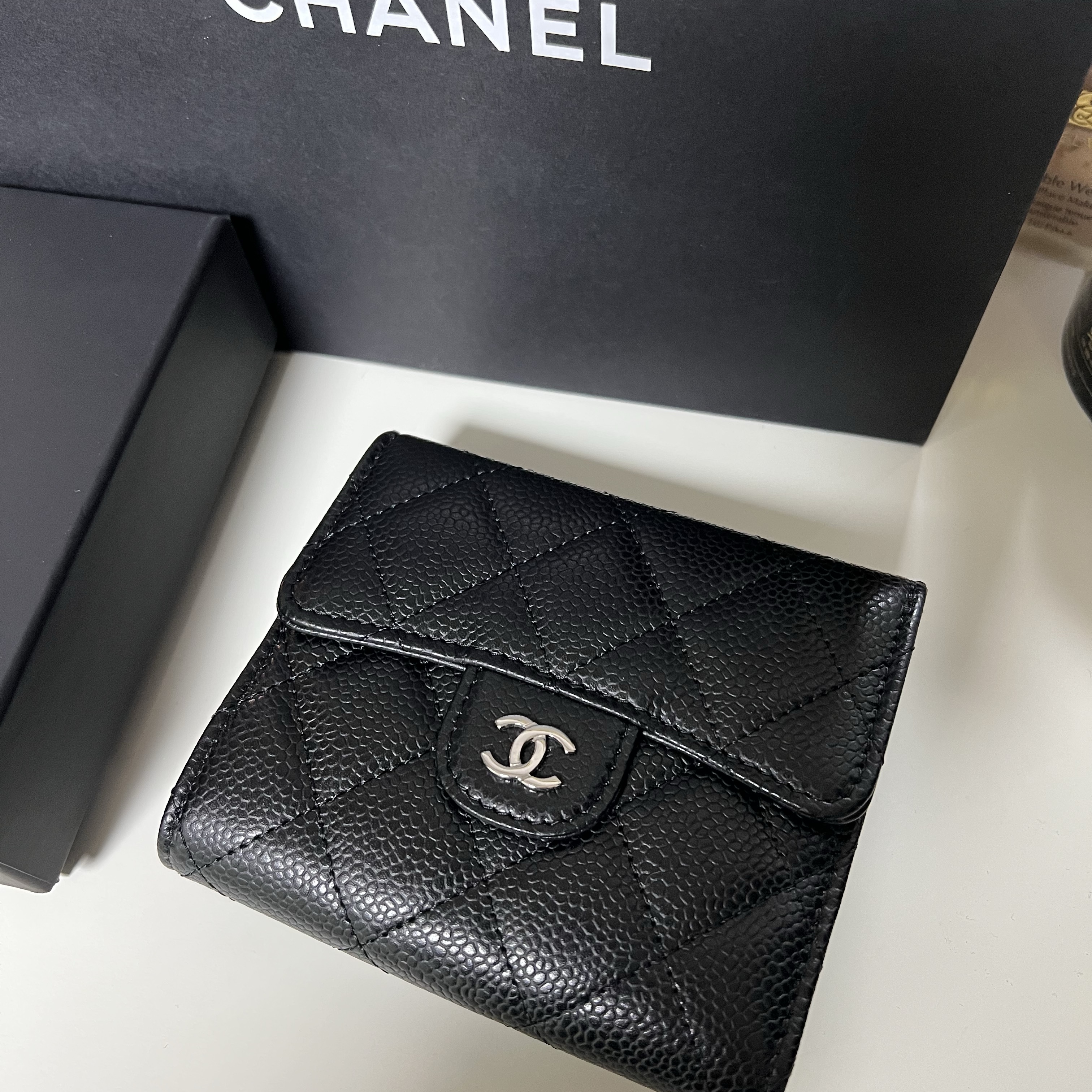 Chanel Small Classic Flap Wallet Grained Calfskin & Silver Black 착용 스타일