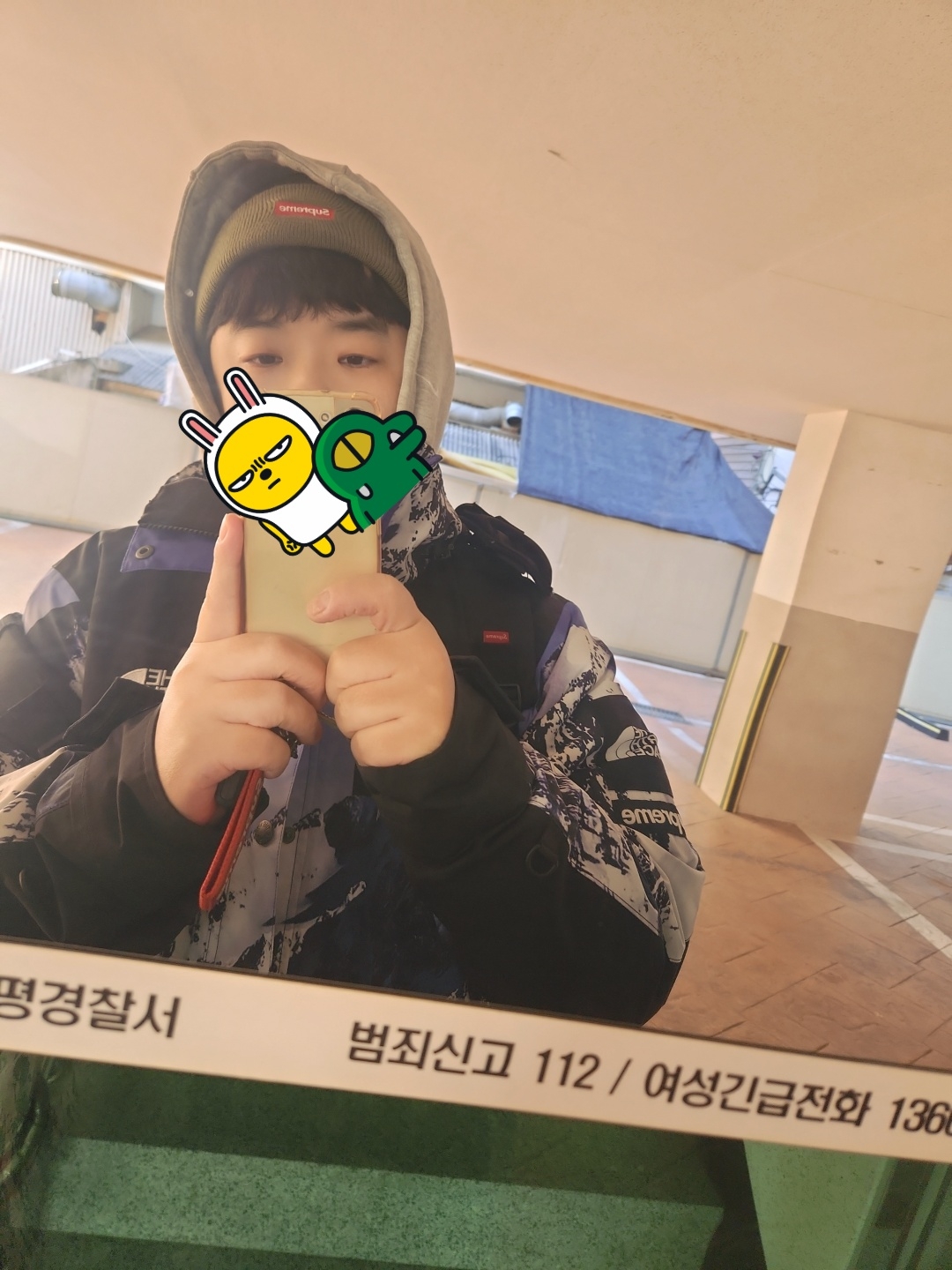 Supreme Webbing Keychain Red - 23SS, Supreme New Era S Logo Beanie Olive - 23FW 착용 스타일