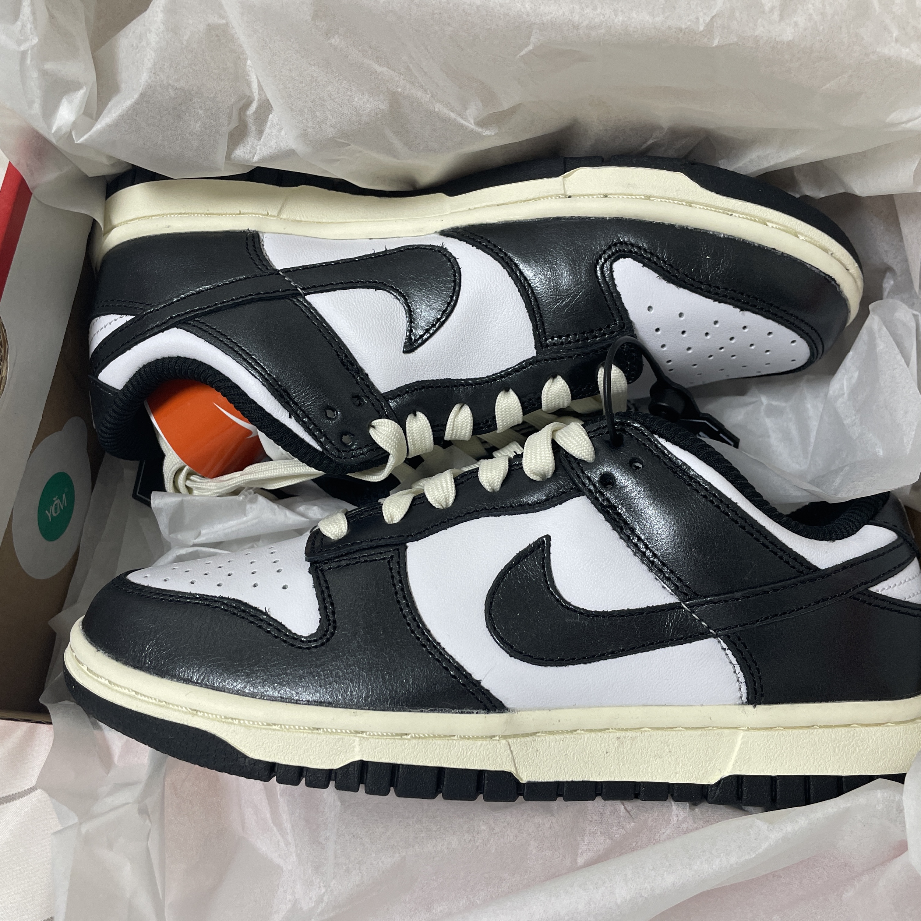 (W) Nike Dunk Low Vintage Black and White 착용 스타일 - 1