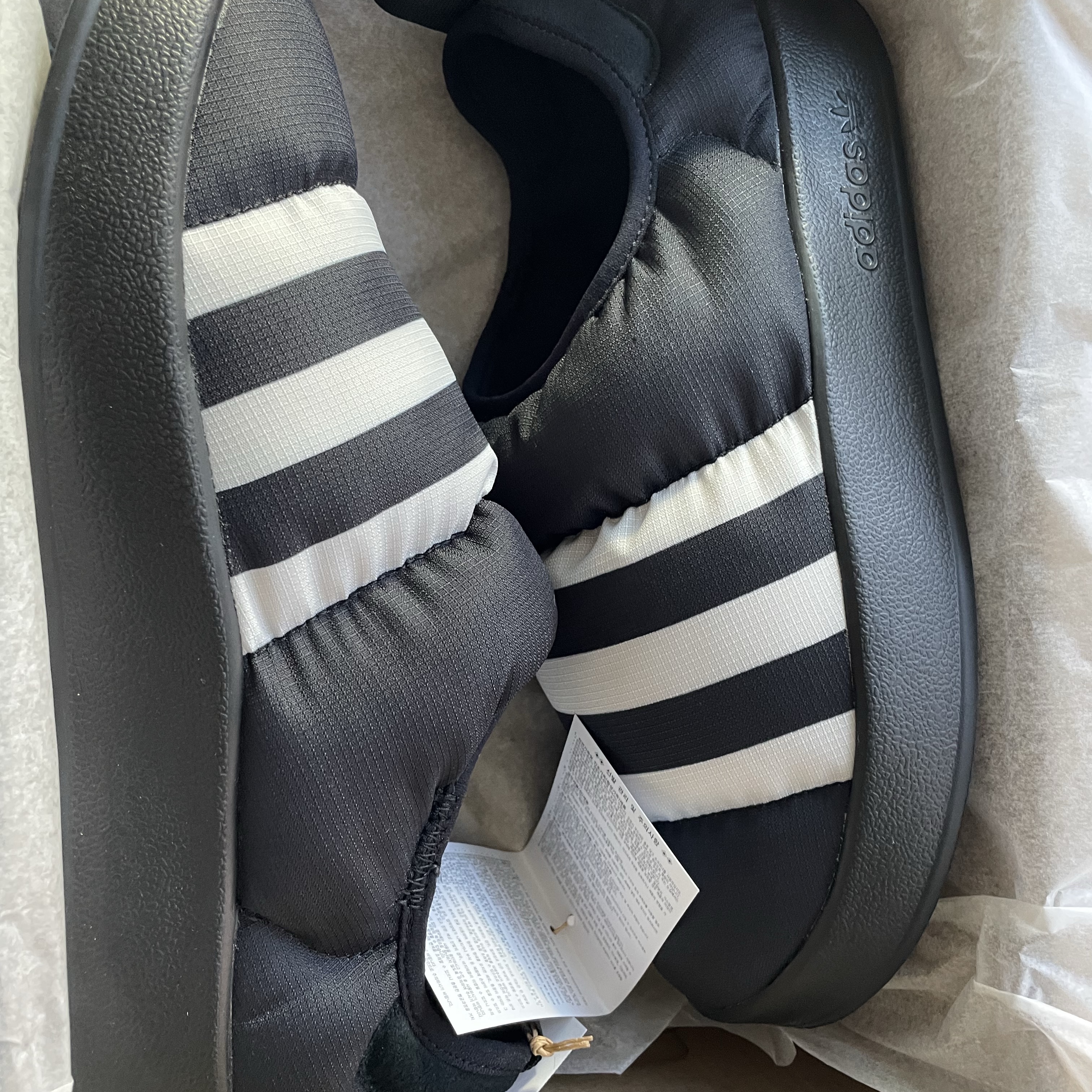 Adidas Puffylette Core Black 착용 스타일
