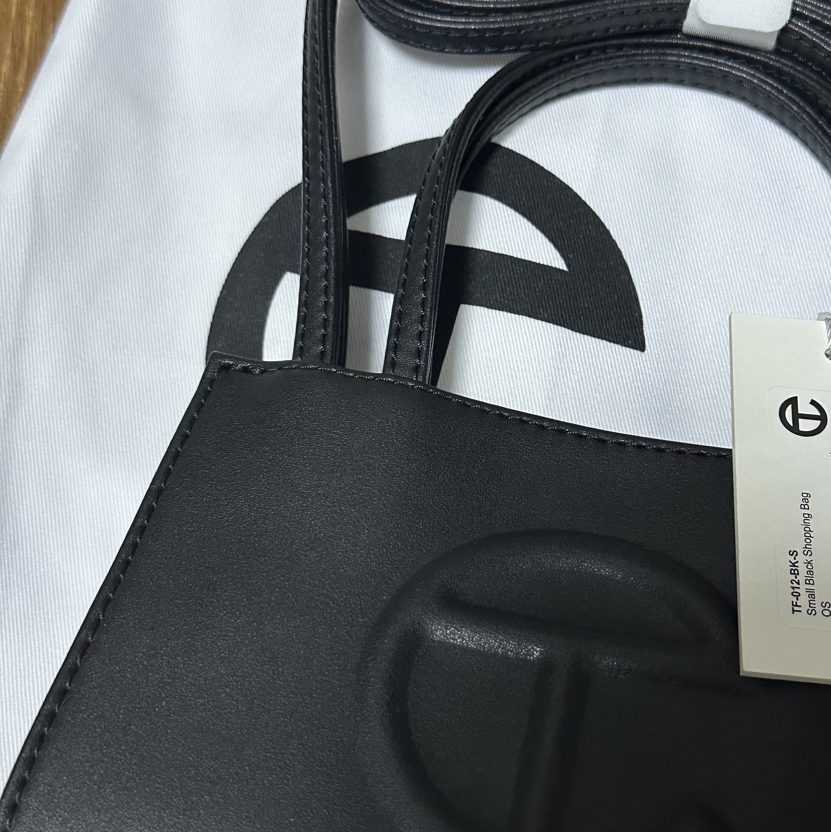Telfar Small Shopping Bag Black 착용 스타일 - 1