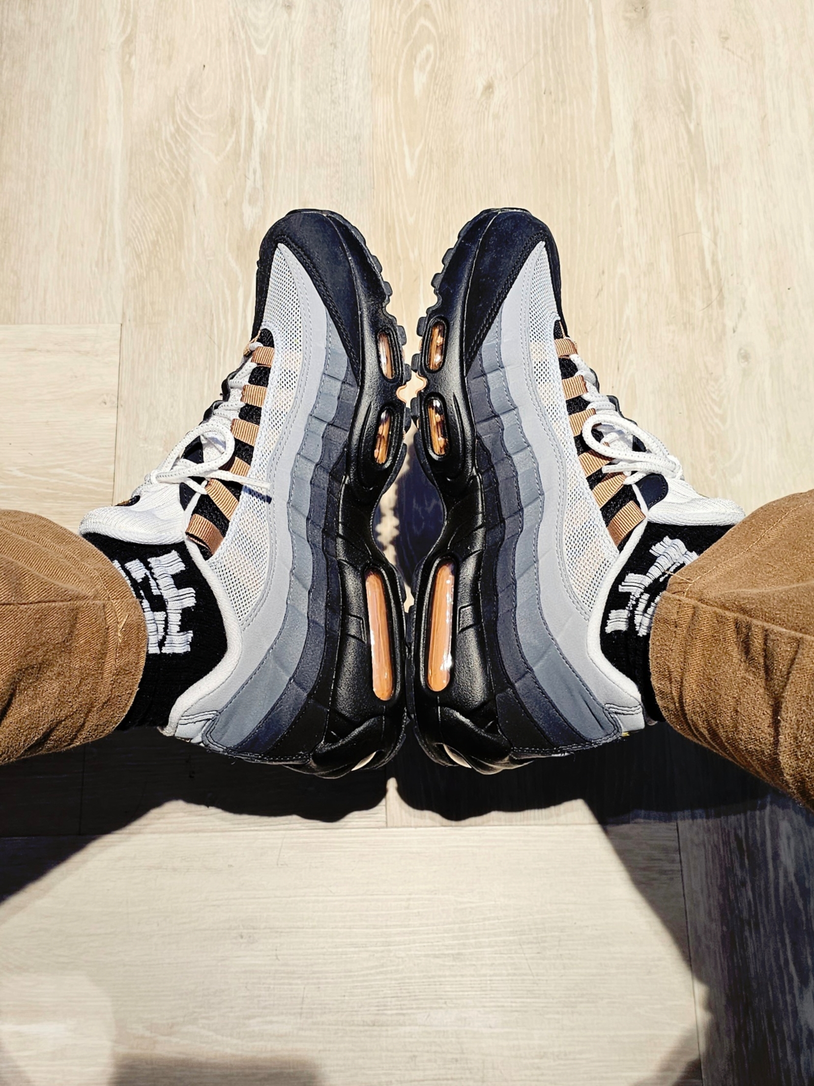 Nike Air Max 95 Wolf Grey Yellow Strike 착용 스타일 - 5